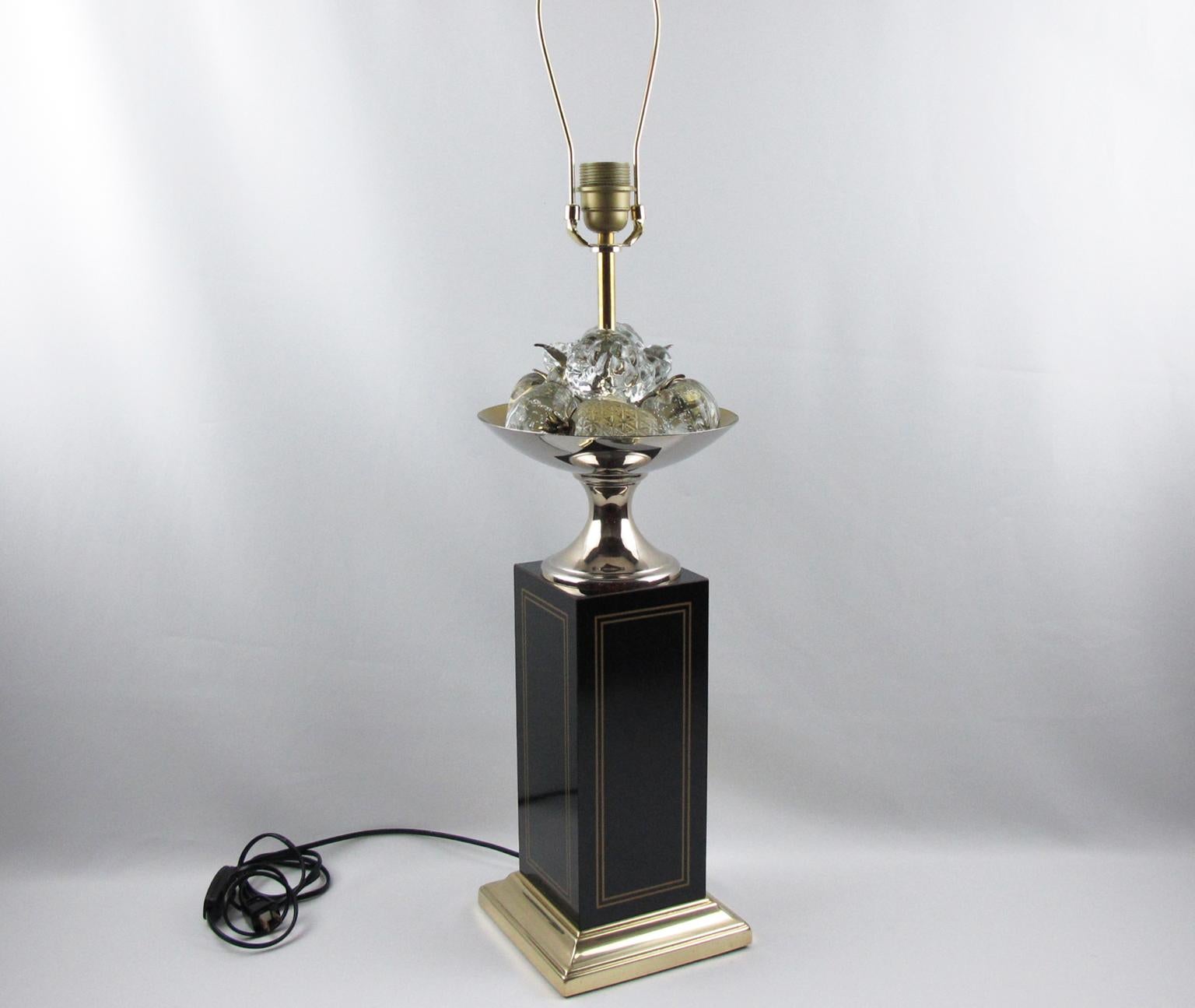 La Maison Charles Paris a conçu cette étonnante lampe de table haute. Cette pièce rare a été fabriquée en France vers 1960. Une grande colonne carrée émaillée de noir et incrustée de détails en laiton doré rehausse l'ensemble du luminaire. La lampe