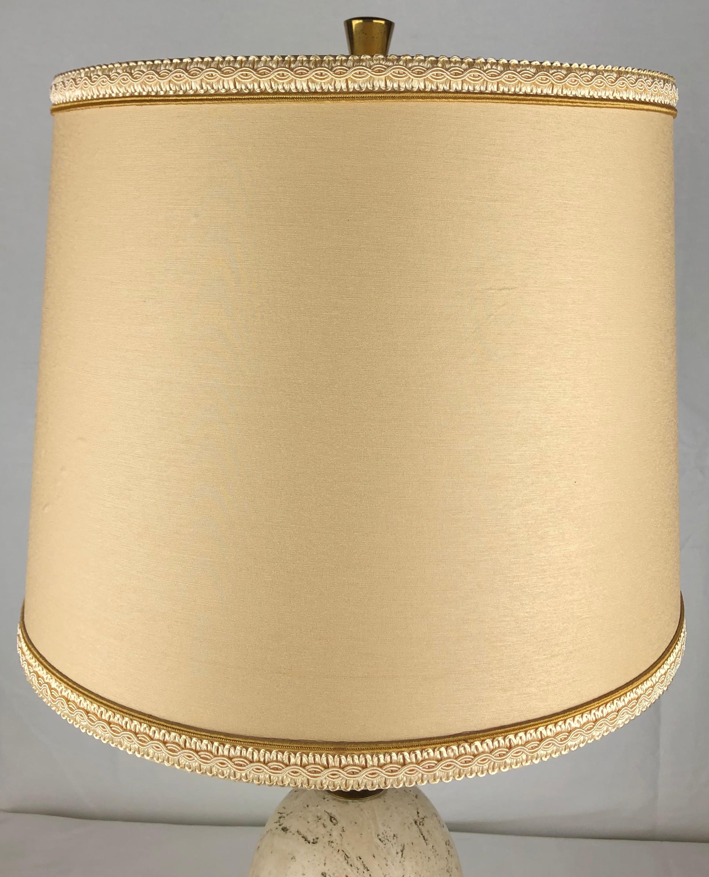Maison Charles Travertin-Tischlampe mit Messingbeschlägen, signiert (Moderne der Mitte des Jahrhunderts) im Angebot