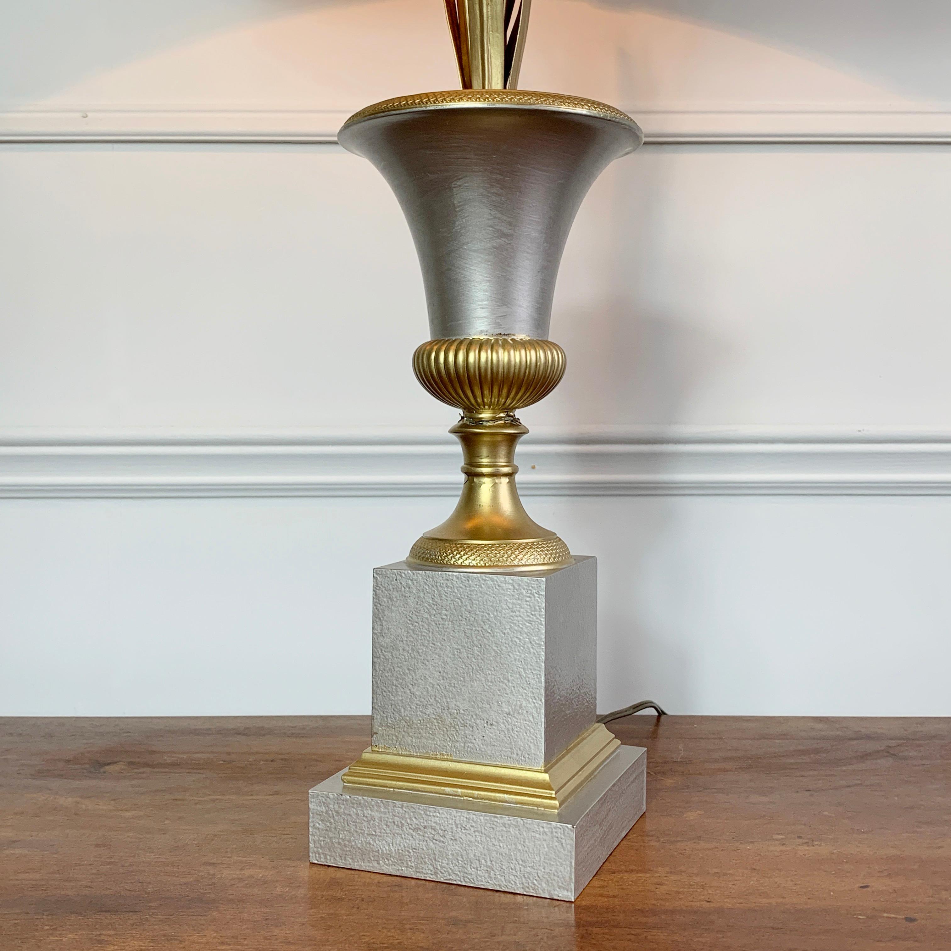 Maison Charles Vase-Tischlampe aus Roségold, Silber und Gold (Hollywood Regency) im Angebot
