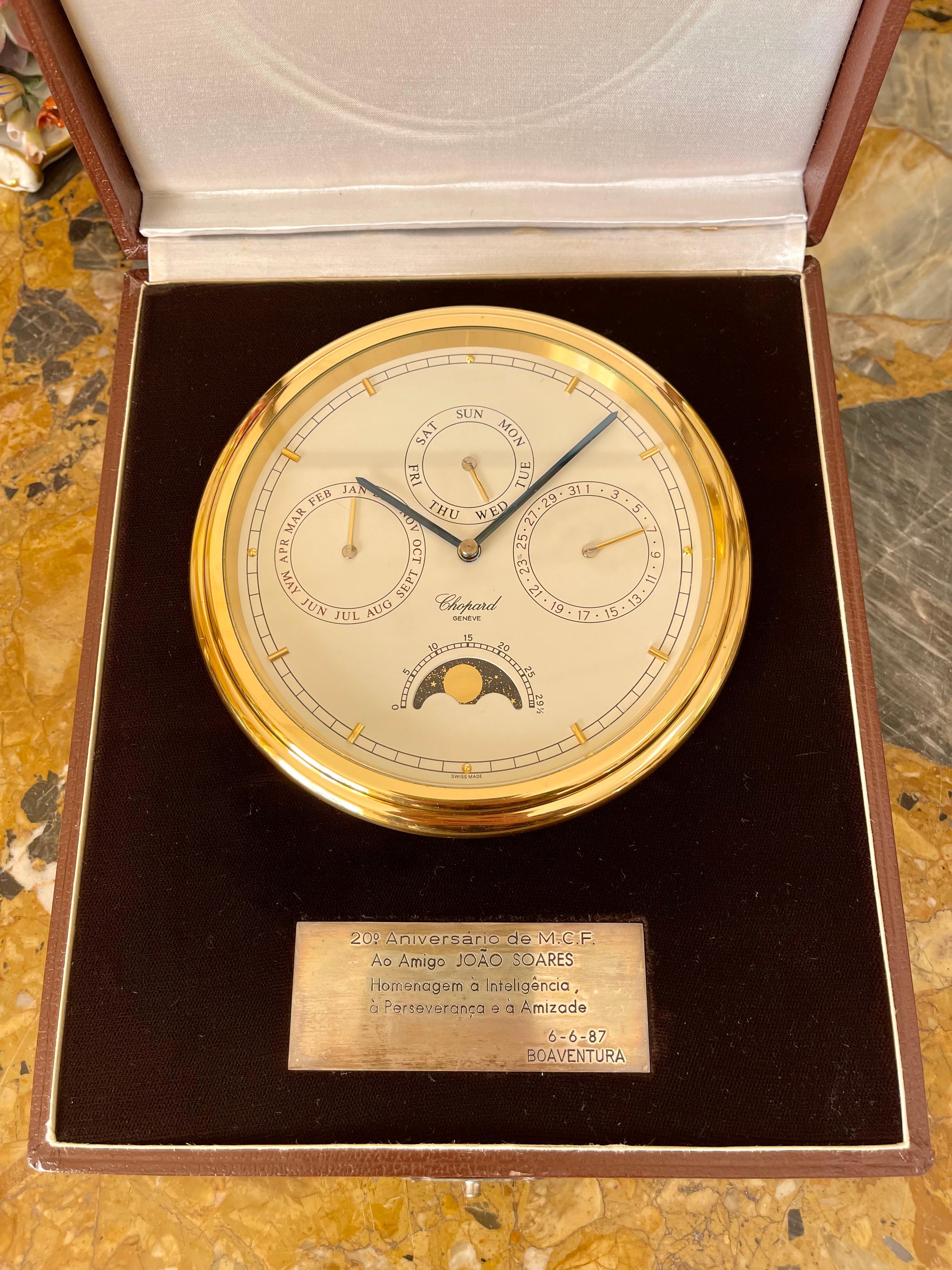 Lovely gilt metal desk clock. It rests in its original box. Small silver recognition plaque inside. This small clock is in very good condition. It has a few micro scratches on the back but nothing major.
Dimensions leather box :
L 23cm x W 19,5cm