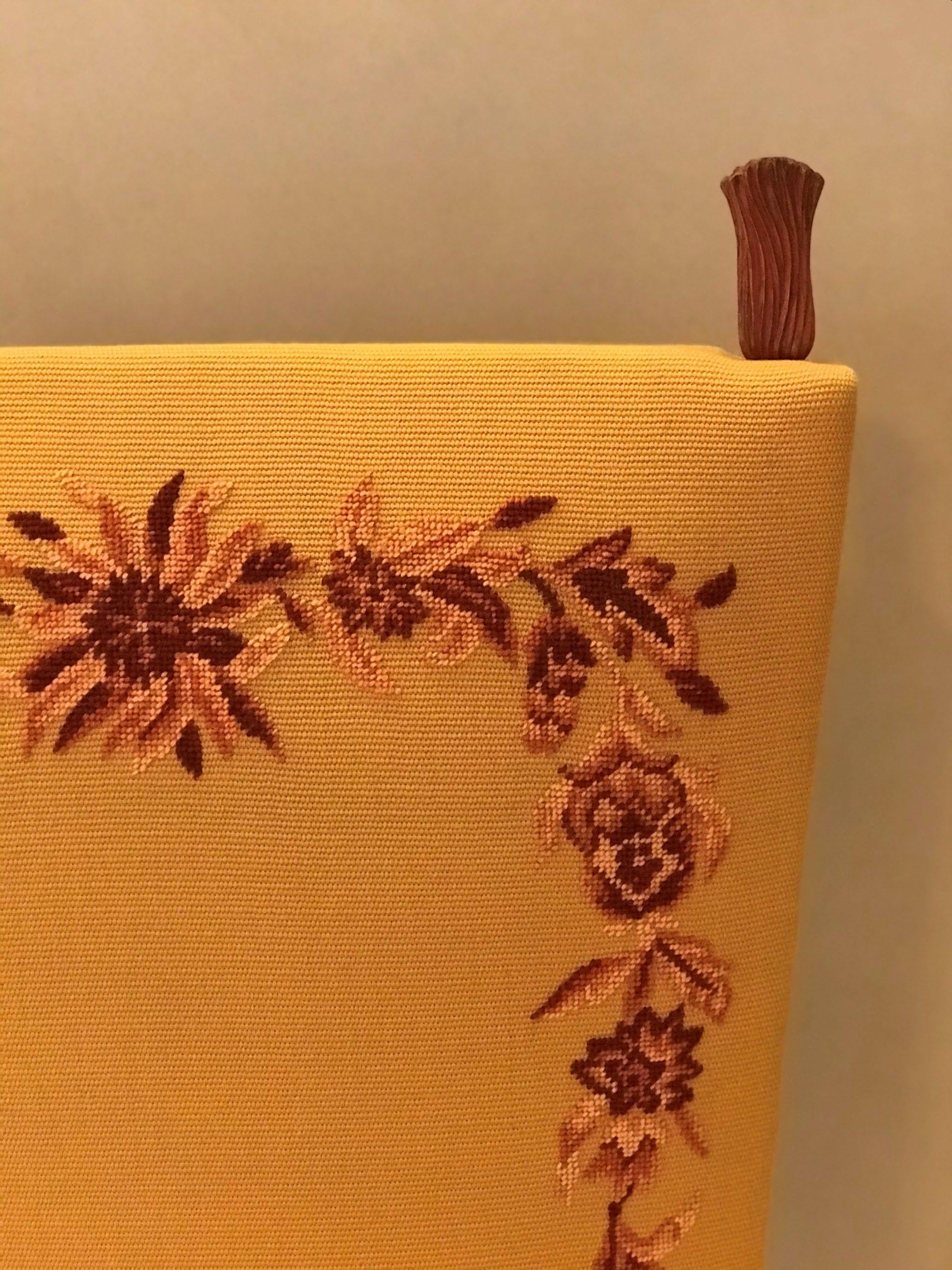 Versetzen Sie sich in die Vergangenheit mit diesem außergewöhnlichen Set aus vier Stühlen von Maison Colli Torino aus dem Jahr 1940. Diese zeitlosen, sorgfältig restaurierten Stücke verkörpern die Eleganz und Handwerkskunst des italienischen Designs