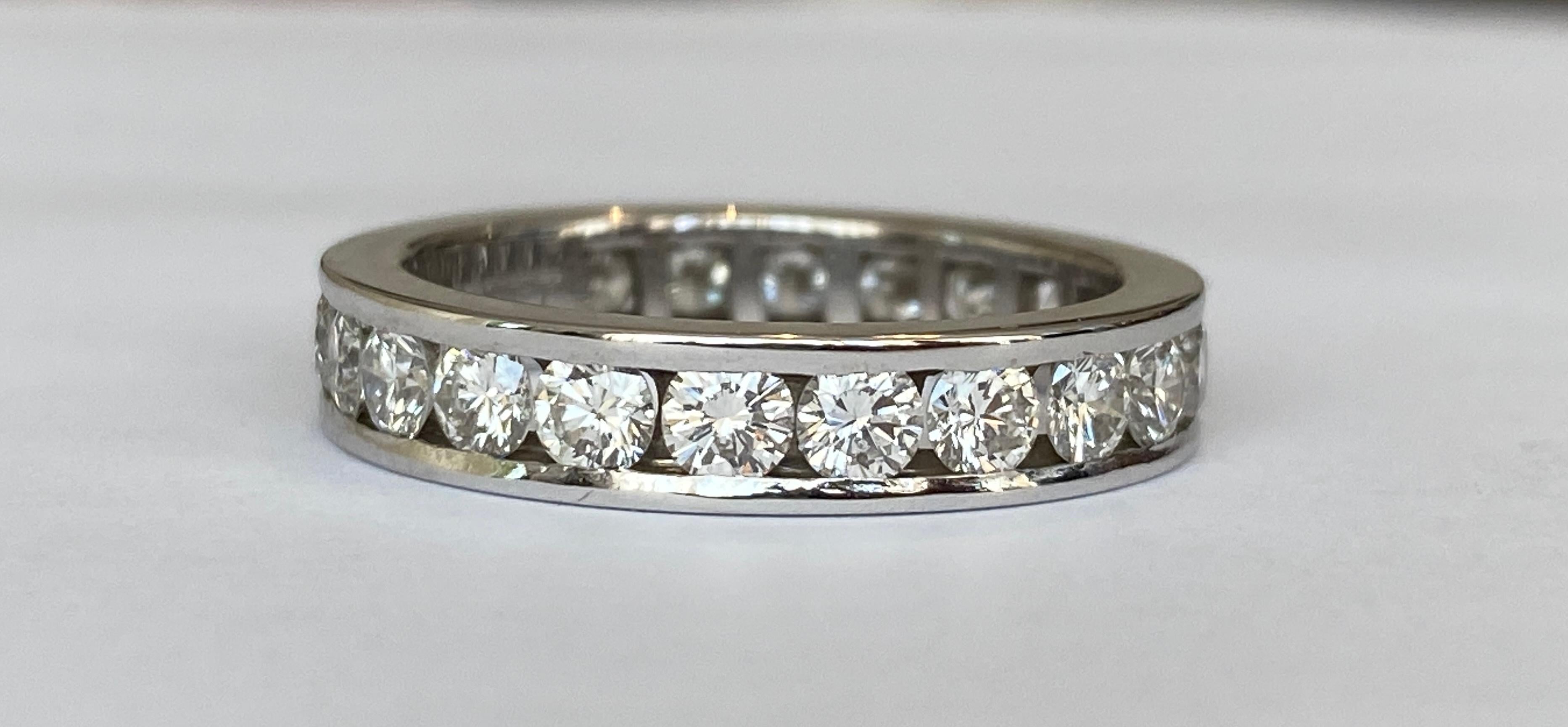 Offered 18 karat white gold alliance ring from the jewelery brand  Maison de  Greef 1948. The ring is set with a total of approx. 2.20 ct brilliant cut diamonds  divided over 22 stones of 0.10 ct, quality E/F/VVS/VS.
Grade: 750, signed De GREEF ,