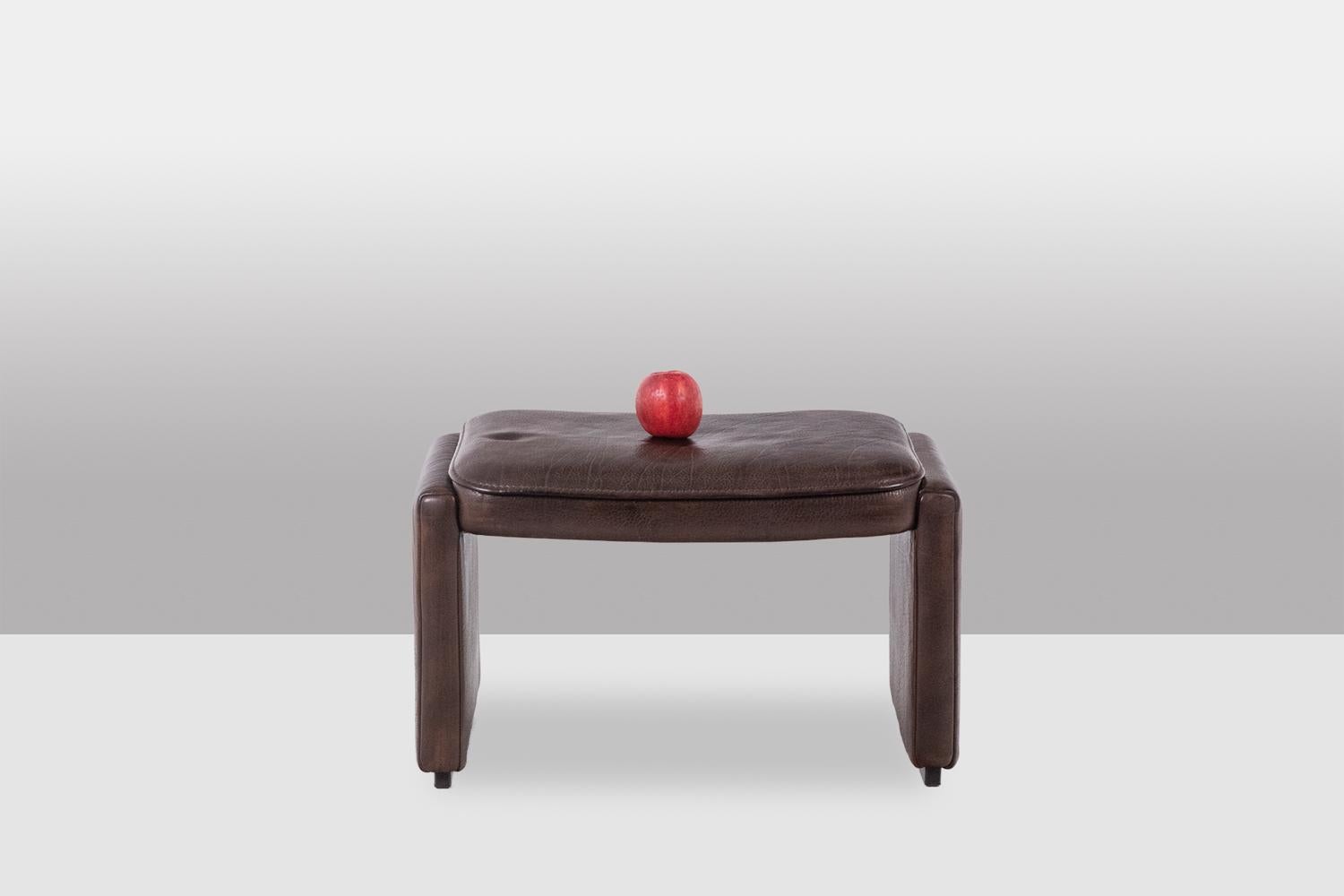 Maison Maison de Sede.

Hocker oder Ottomane aus Büffelleder.

Schweizer Werk aus den 1970er Jahren.

Abmessungen: H 37 x B 64 x T 44 cm

Referenz: LS6314288P