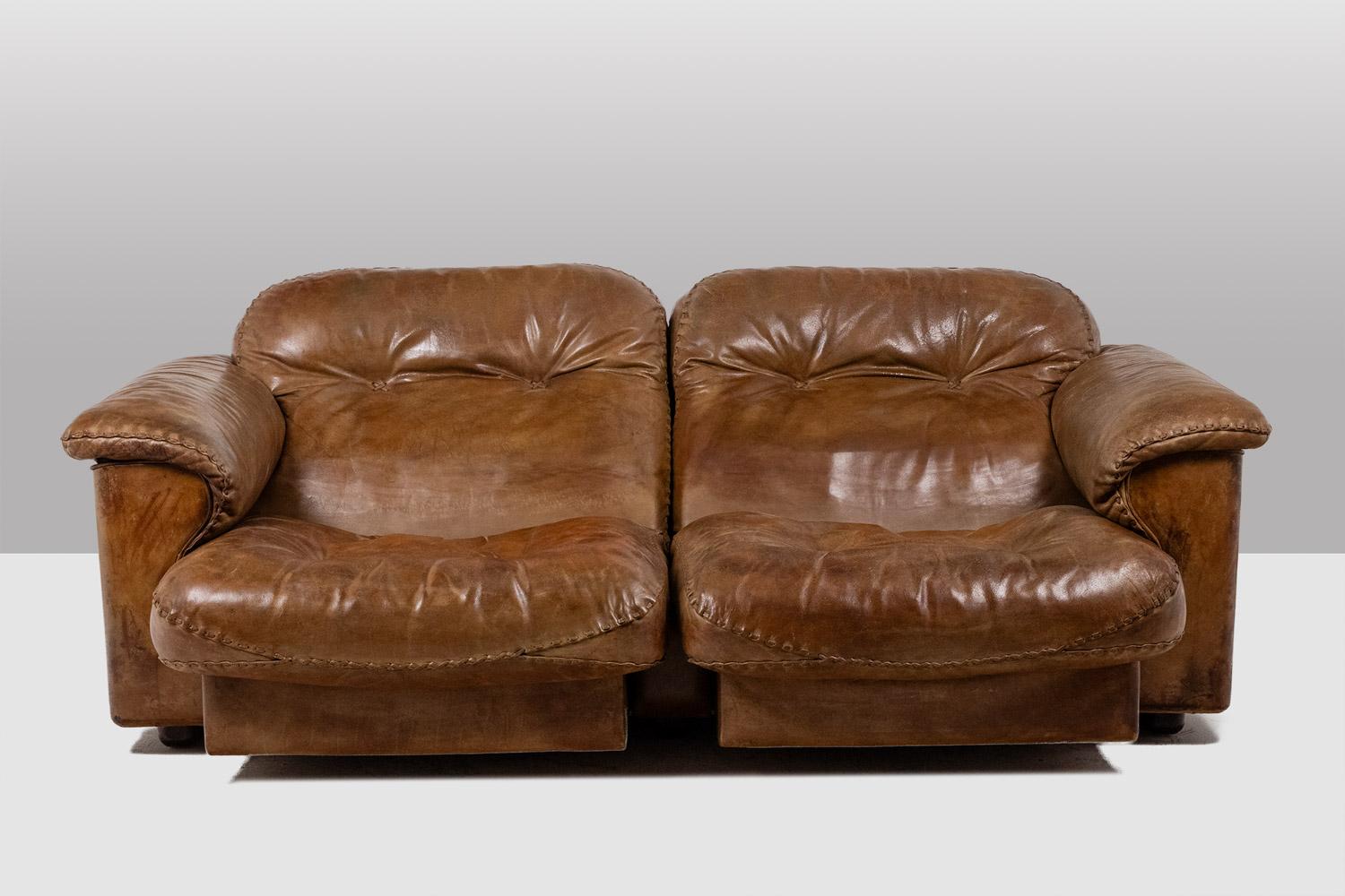 Casa De Sede

Sofá de dos plazas de cuero de búfalo dorado (asientos reclinables).

Artesanía suiza de los años 70.

Dimensiones: Al 65 x An 185 x Pr 85 cm

Referencia: LS5246509C