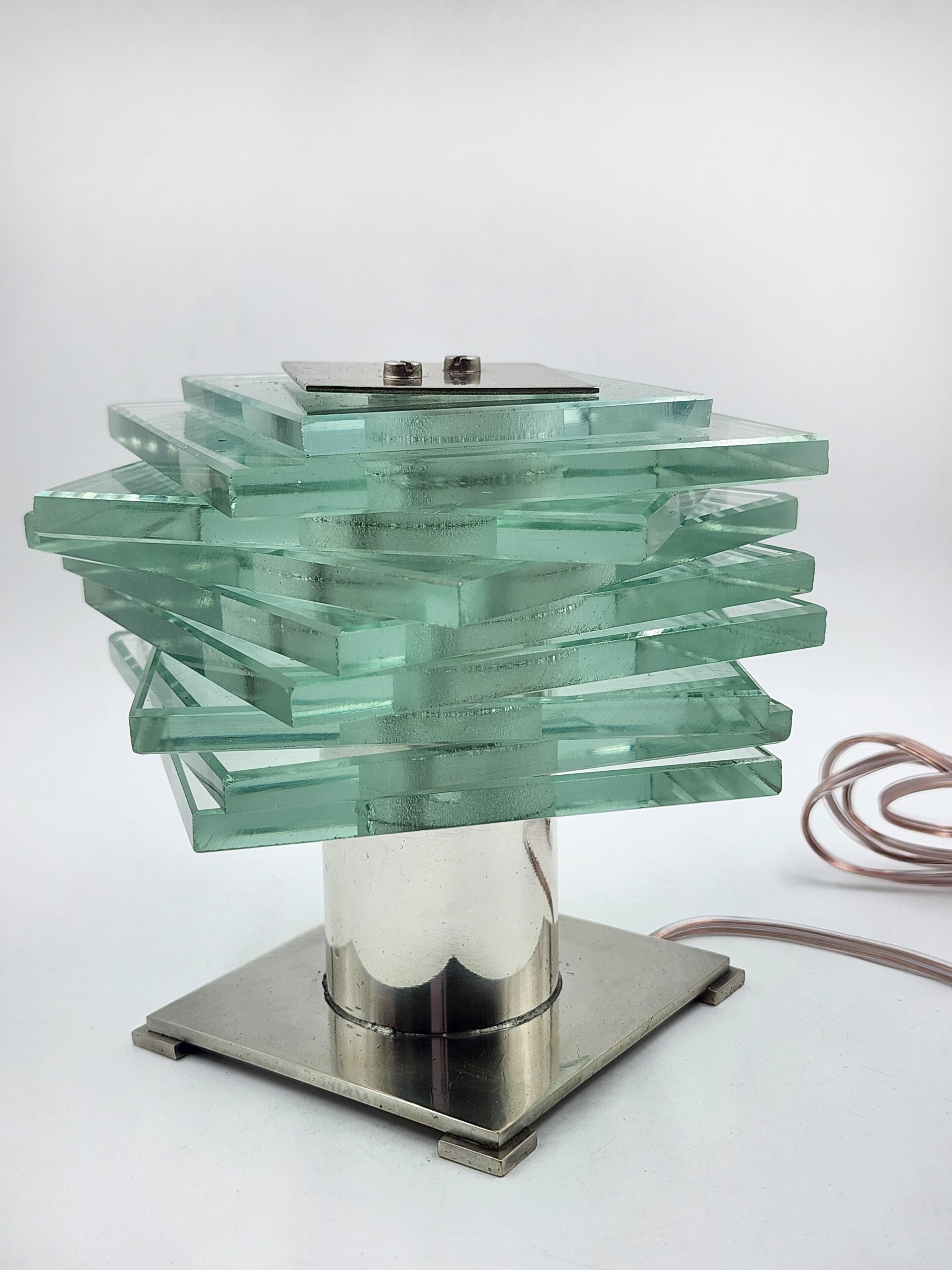 Maison Desny Lámpara Cubista Art Decó Francesa
Esta lámpara de sobremesa cubista de Maison Desny, de estilo Art Déco francés, tiene una base cuadrada de metal plateado pulido con el sello 