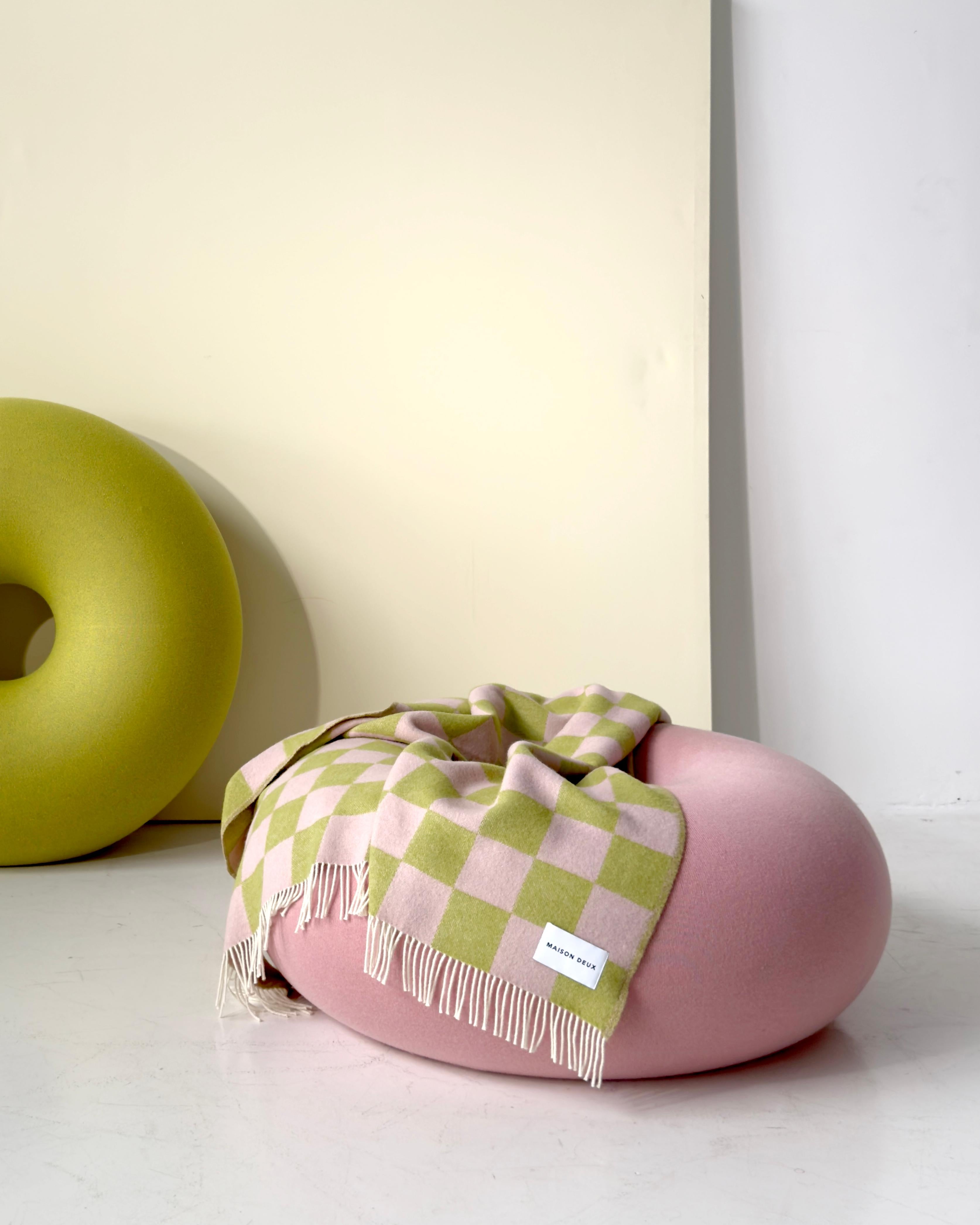 Bauhaus Maison Deux Coperta a scacchiera rosa kiwi 100% lana neozelandese in vendita