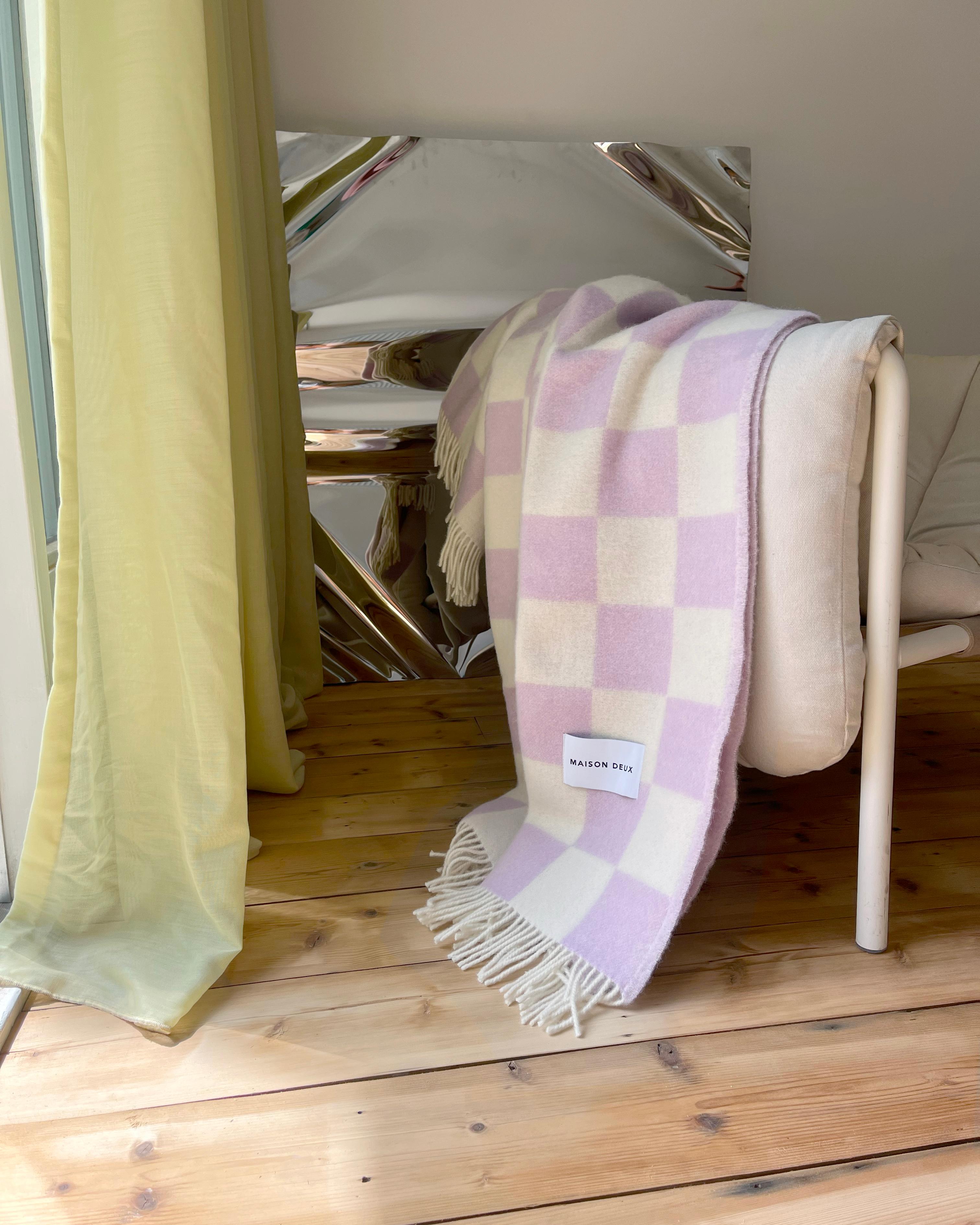 Tessuto Maison Deux Coperta a scacchiera Lilla Bianco 100% Lana Nuova Zelanda in vendita