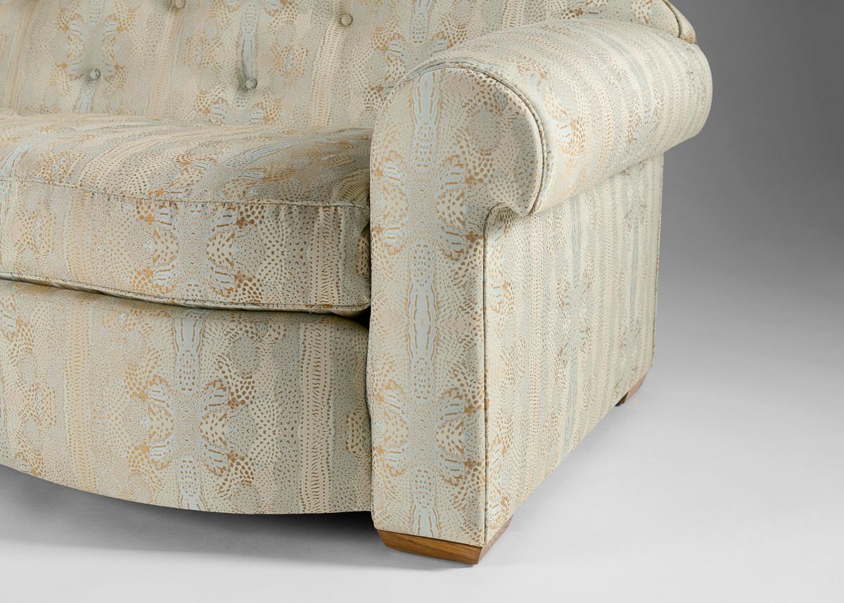 Maison Dolt, Pierre Dariel, gepolstertes Sofa mit hoher Rückenlehne, Frankreich, um 1938 im Zustand „Gut“ im Angebot in New York, NY