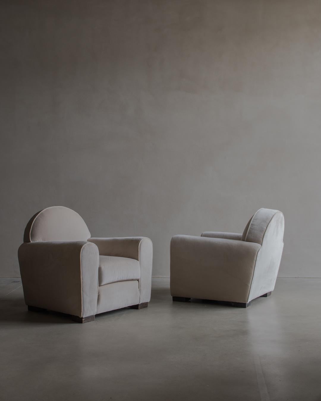 Rarissimo set di poltrone della Maison Dominque 
Siamo sempre stati affascinati dagli artisti dell'Art Déco come Jean-Michel Frank e Paul Dupré-Lafon. Il design degli interni, l'uso di materiali come la pelle di razza e la pergamena e lo stile