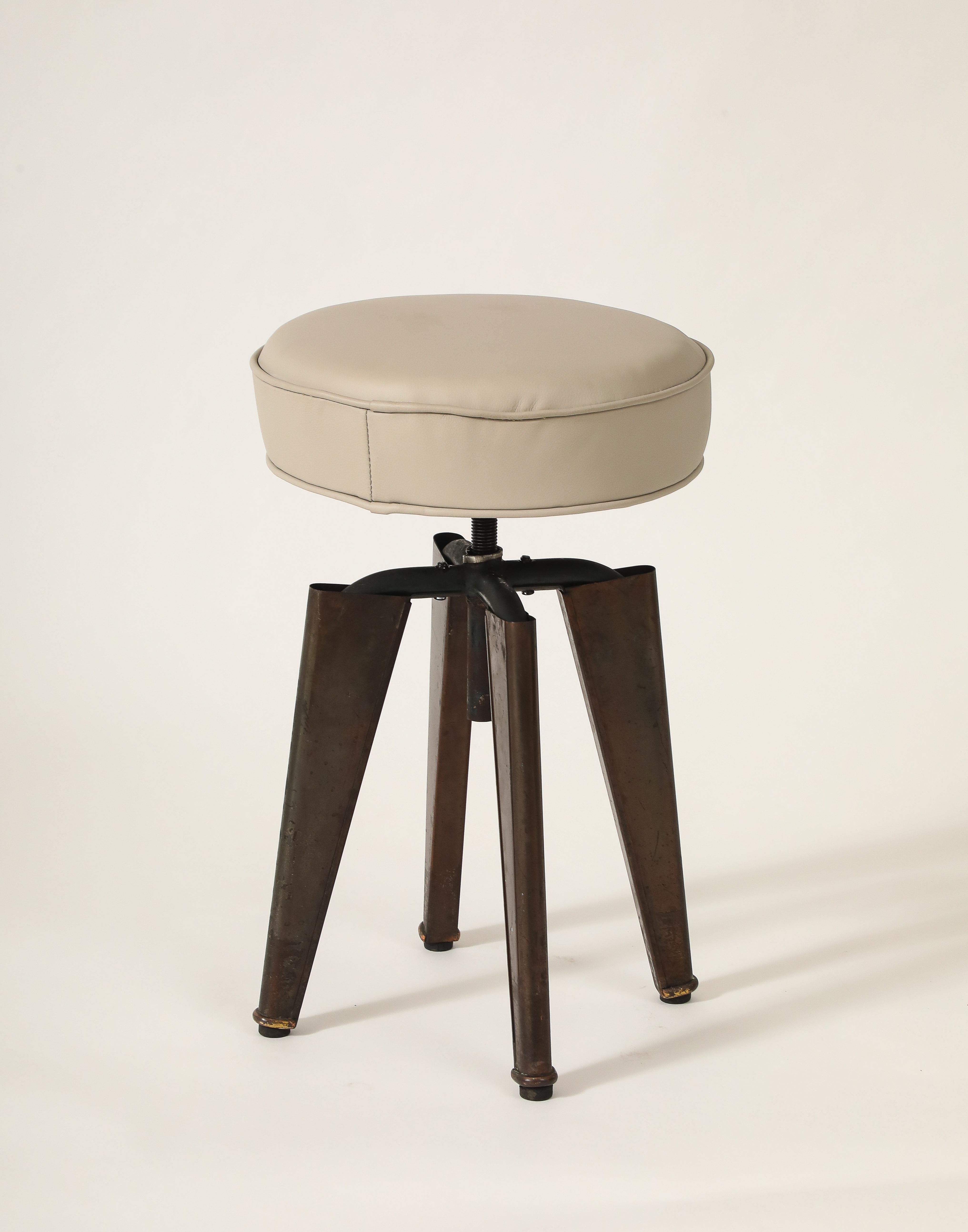 Tabouret 'Clemenceau' de la Maison Dominique
Andre (1883-1962) & Marcel Geneviere (1885-1967)
France, C.C. 1957
Base en métal, sabots en laiton

H : 18.75 Diam. 12 in.