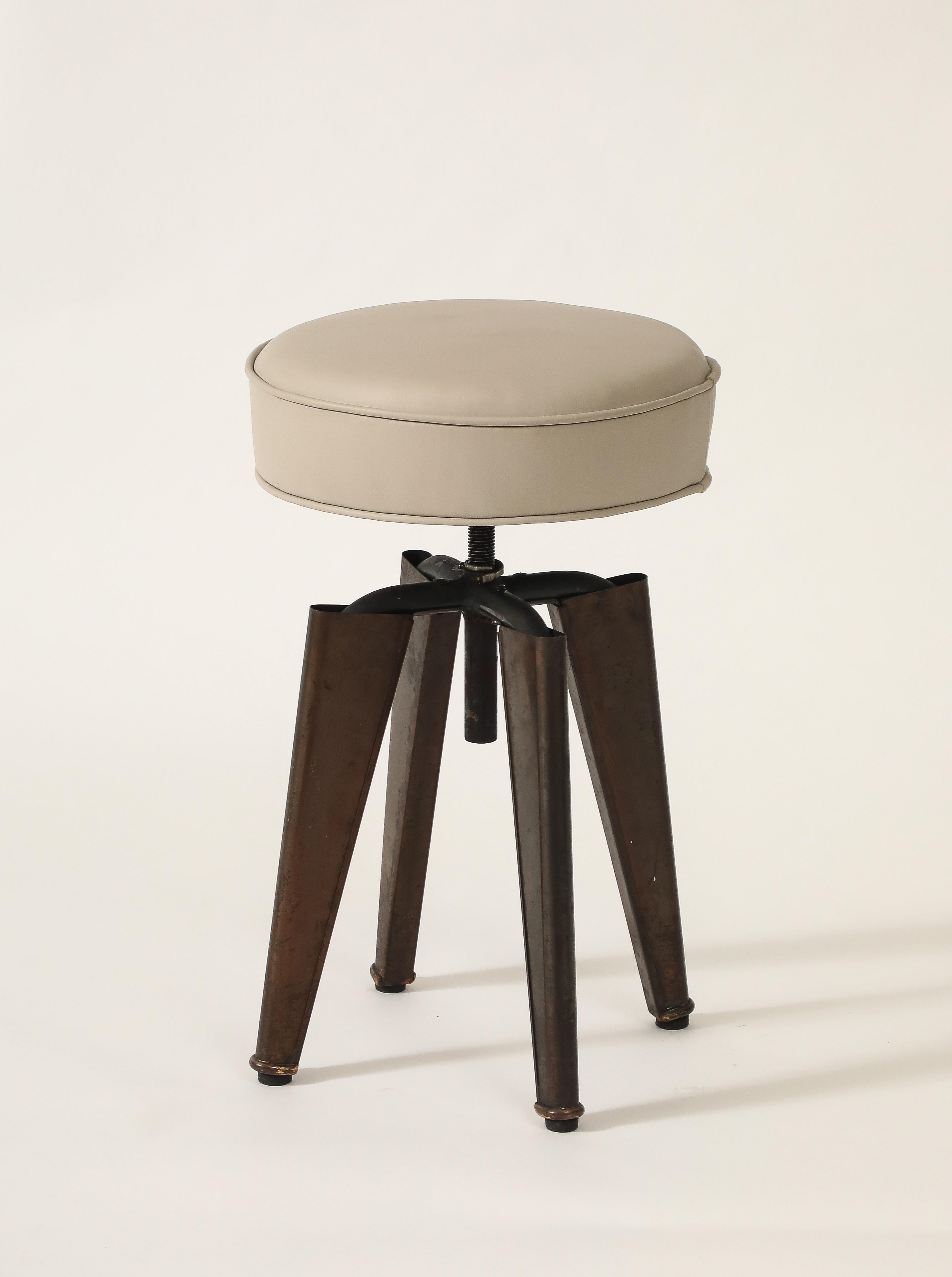Français Tabouret 'Clemenceau' de la Maison Dominique en vente