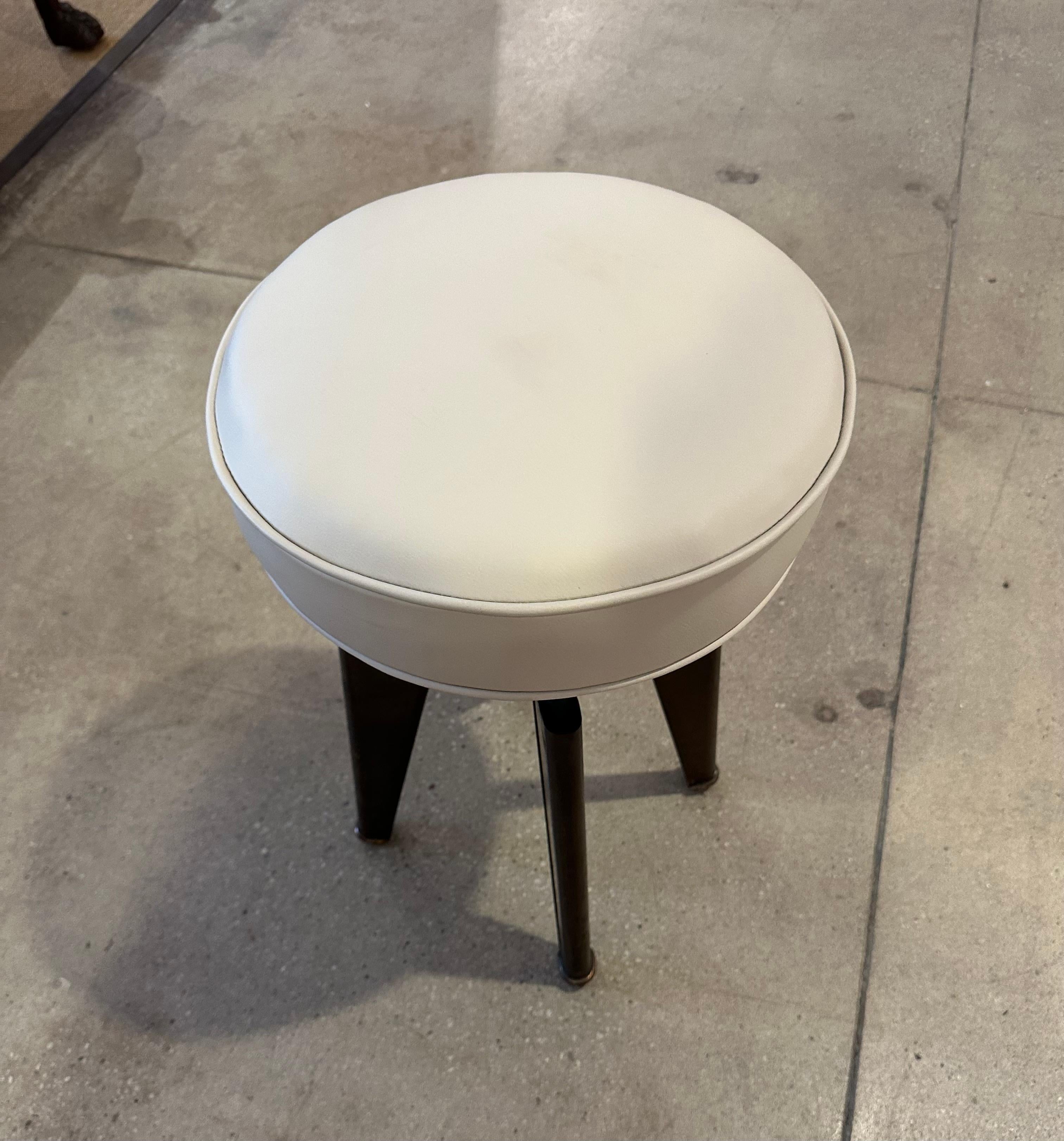 Taburete 'Clemenceau' de Maison Dominique mediados del siglo XX en venta