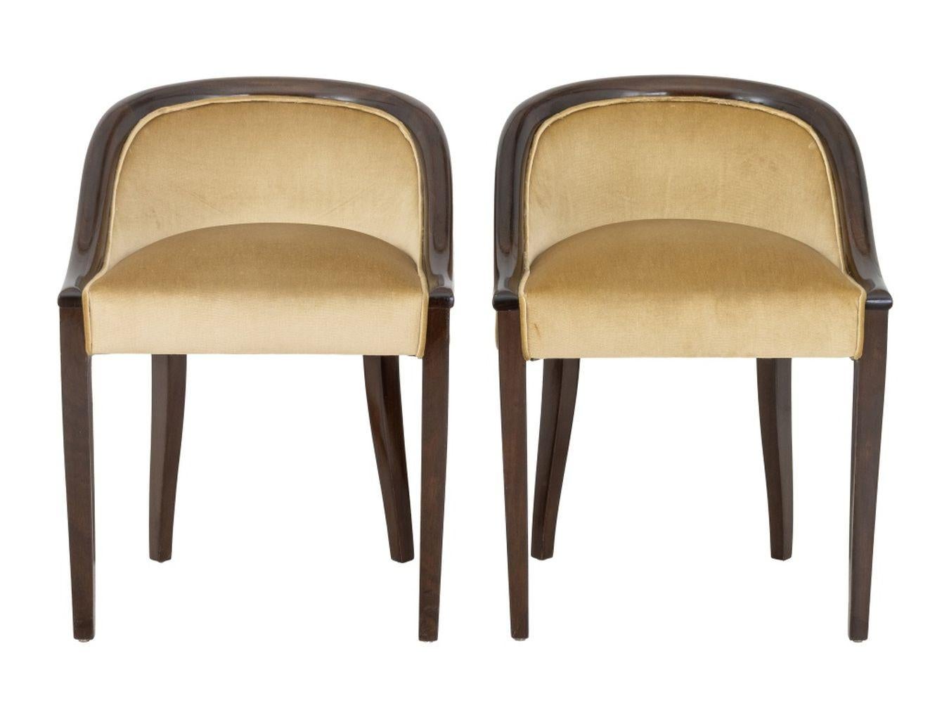 Paire de chaises en sycomore de la Maison Dominique, conçues par Andre Domin et Marcel Genevriere pour le paquebot S.S. Liberte, avec revêtement en velours, photographie de Galerie Makassar - France 1998 et certificat d'authenticité. 26.25