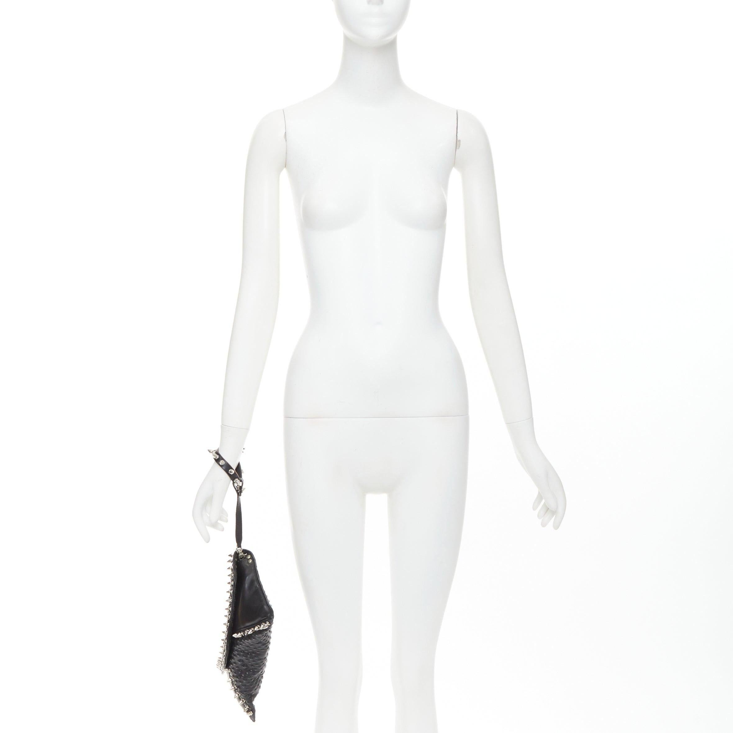 MAISON DU POSH pochette enveloppante en cuir clouté noir ton sur ton et argenté
Référence : ECLO/A00158
Marque : Maison Du Posh
MATERIAL : Cuir
Couleur : noir, argent
Motif : Solide
Fermeture : aimant
Doublure : Tissu noir

CONDITION :
Condition :