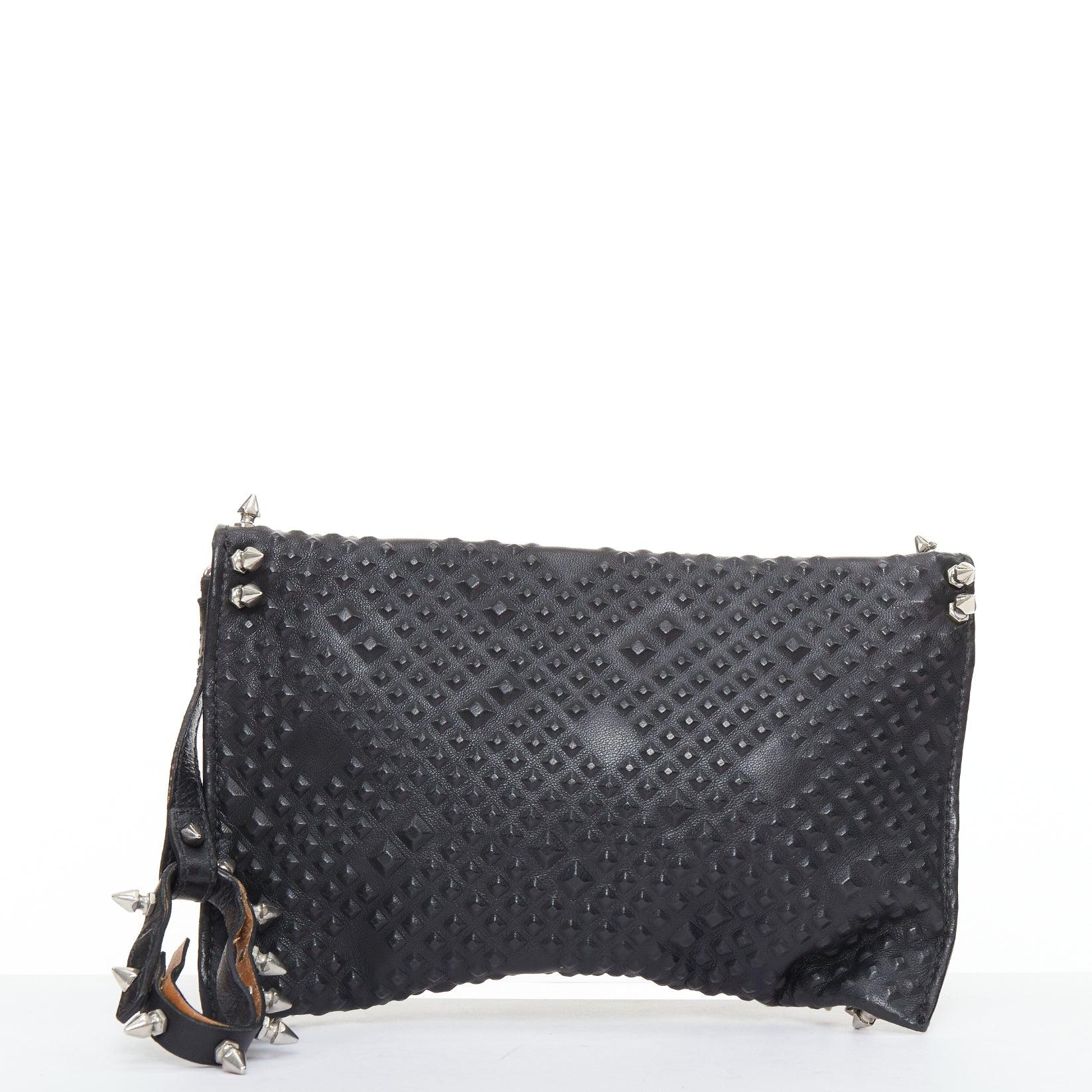 MAISON DU POSH - Pochette enveloppante en cuir clouté ton sur ton avec pointes argentées État moyen - En vente à Hong Kong, NT