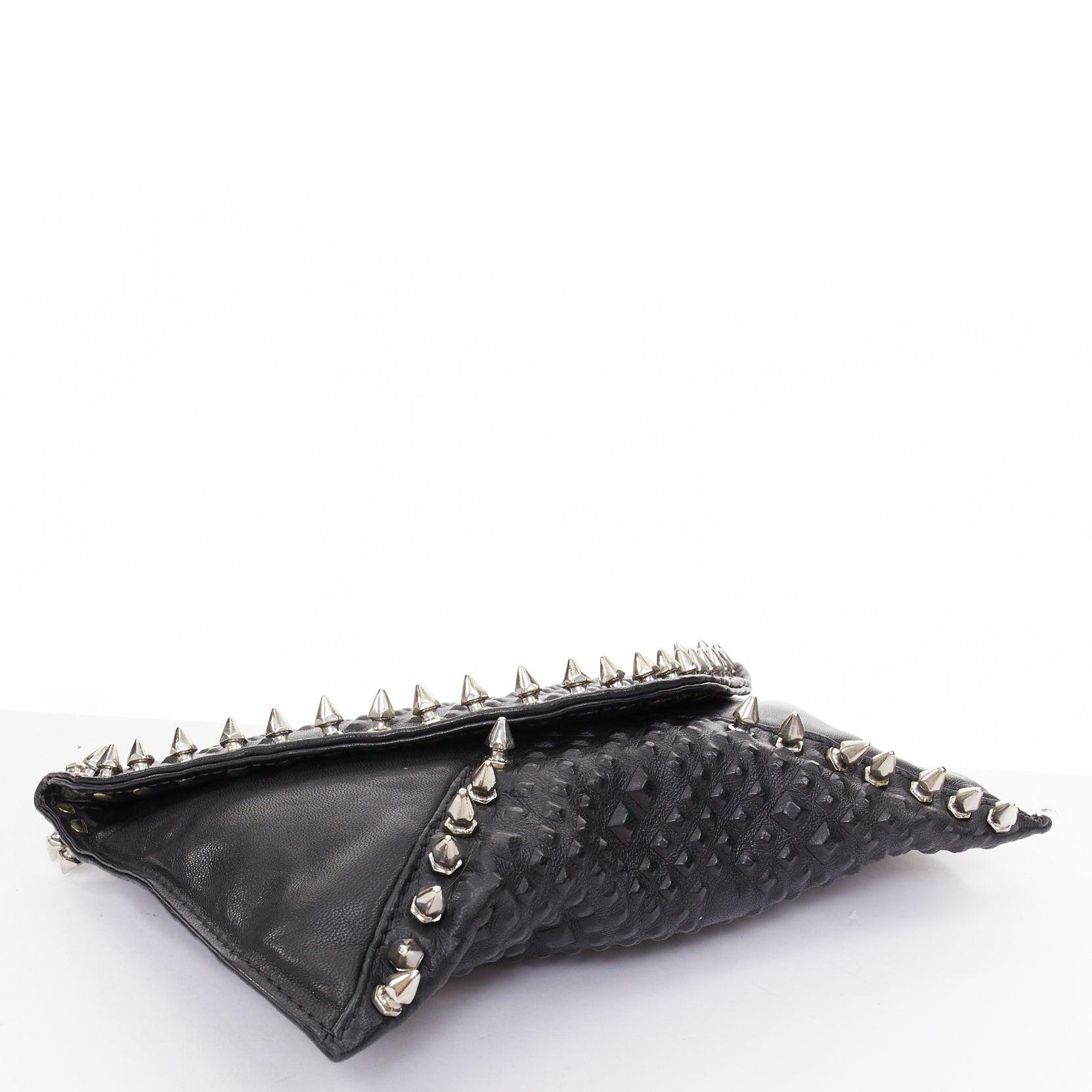 MAISON DU POSH - Pochette enveloppante en cuir clouté ton sur ton avec pointes argentées Pour femmes en vente