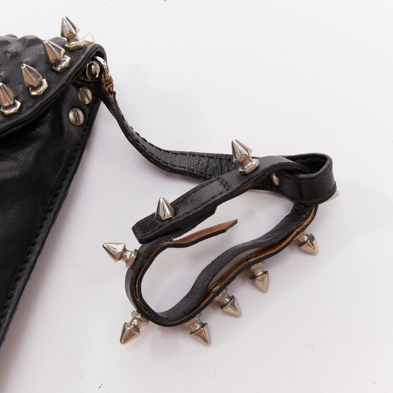 MAISON DU POSH - Pochette enveloppante en cuir clouté ton sur ton avec pointes argentées en vente 1