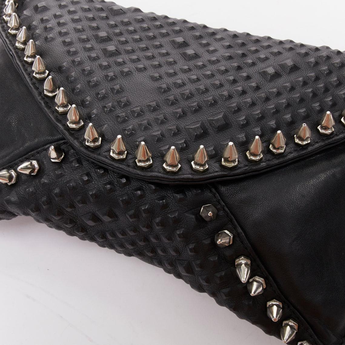 MAISON DU POSH - Pochette enveloppante en cuir clouté ton sur ton avec pointes argentées en vente 2