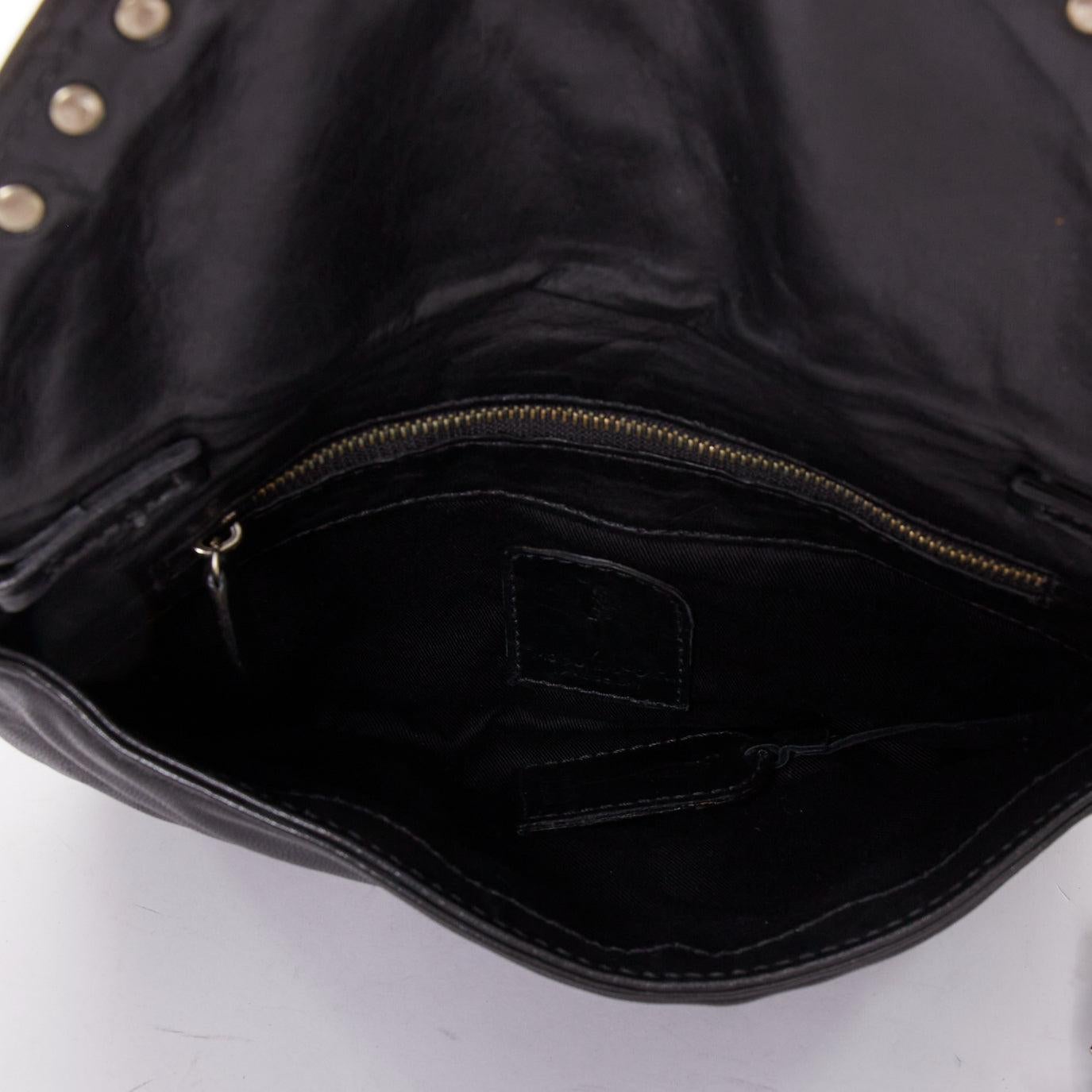 MAISON DU POSH - Pochette enveloppante en cuir clouté ton sur ton avec pointes argentées en vente 3