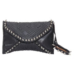 MAISON DU POSH - Pochette enveloppante en cuir clouté ton sur ton avec pointes argentées