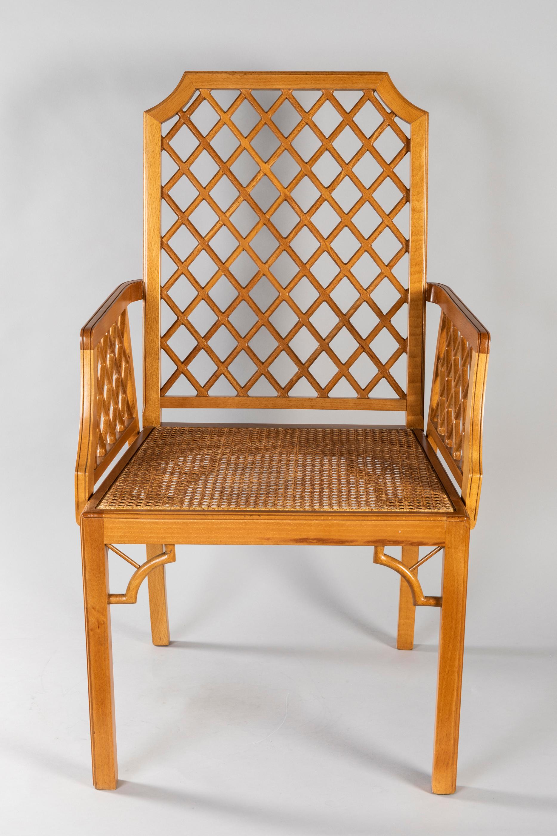 Minimaliste avec une fabrication française traditionnelle par la célèbre Maison et Jardin Galerie.
Ces 4 fauteuils sont fabriqués en bois de hêtre, sièges cannés et traverses dans le dos et les côtés. Facile, élégant, intemporel, c'est l'esprit de