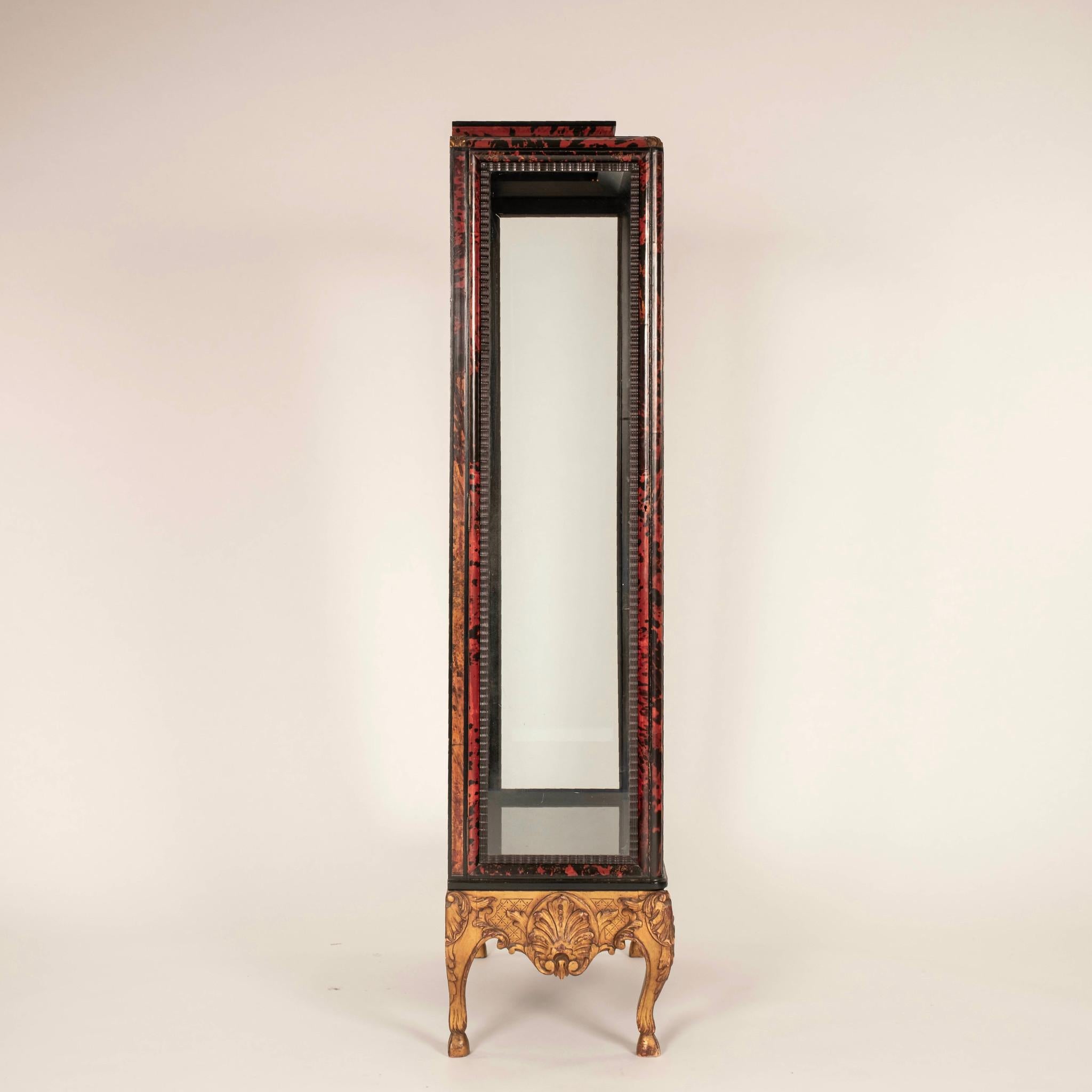 Vitrine en écaille rouge de style Louis XV du début du 20e siècle.

La Maison Franck était un célèbre atelier d'ébénisterie situé à Anvers, en Belgique. L'entreprise familiale a été créée au milieu du XIXe siècle par F.Franck (ca. 1839-1905) et a