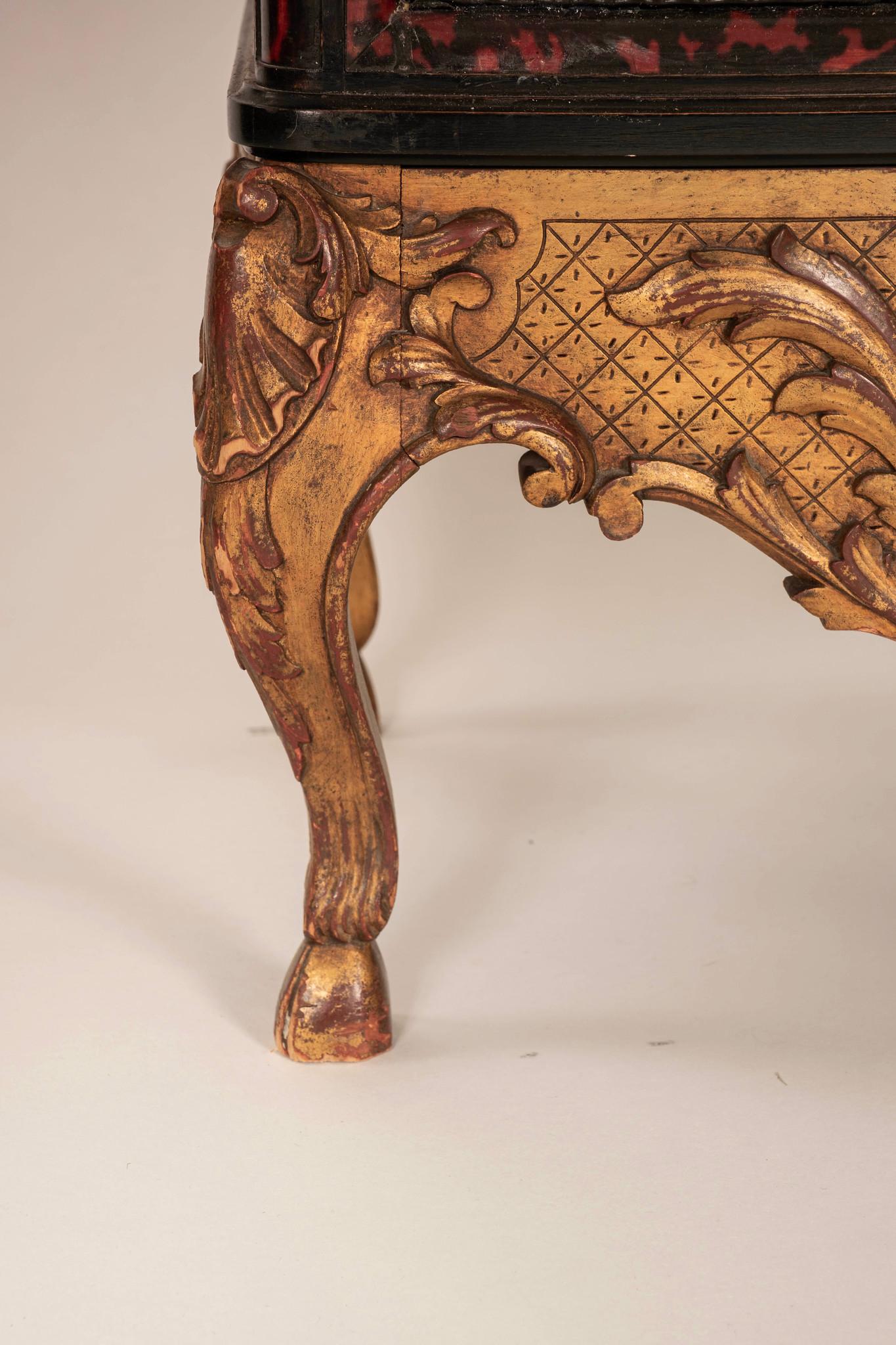 Verre Maison Franck  Vitrine en écaille de style Louis XV en vente