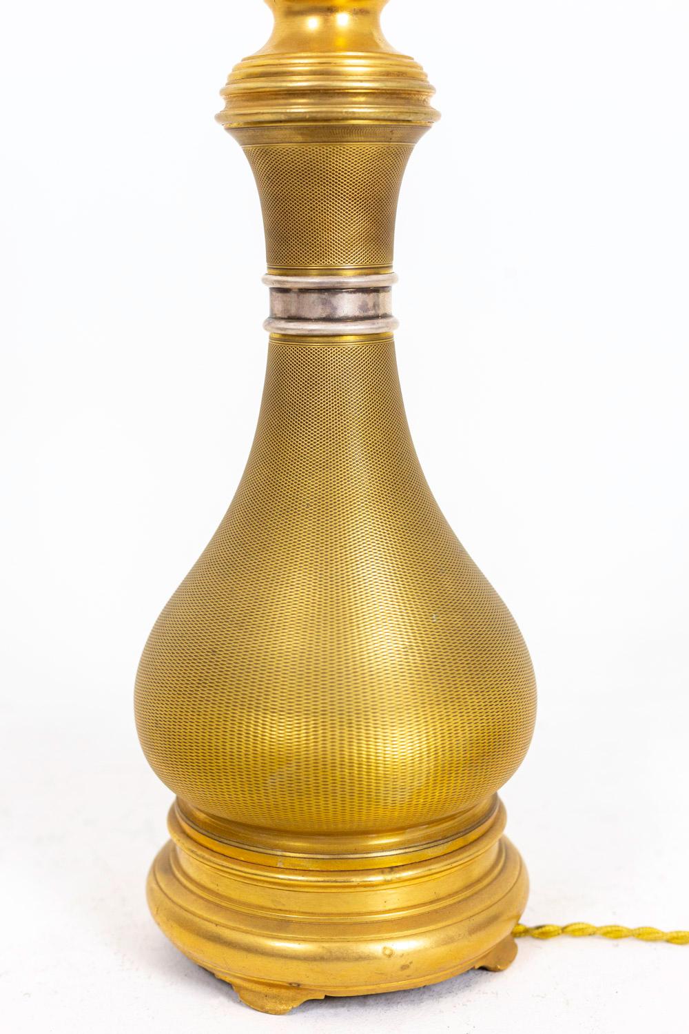 Européen Maison Gagneau, paire de lampes en laiton doré guilloché, fin du XIXe siècle en vente