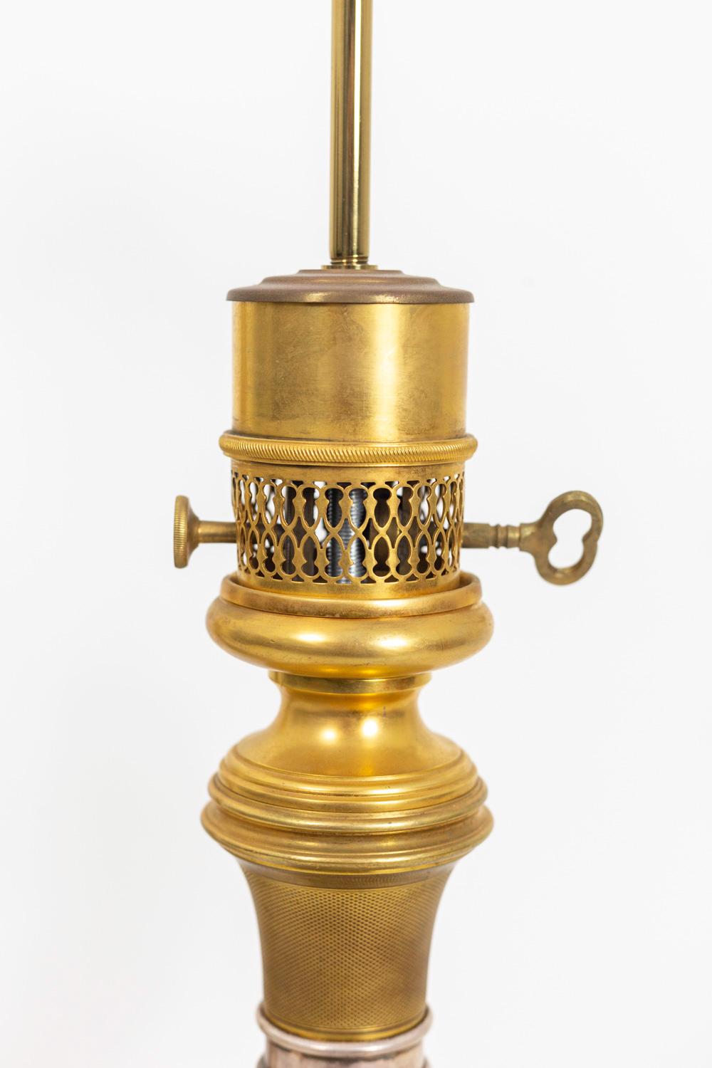 Maison Gagneau, paire de lampes en laiton doré guilloché, fin du XIXe siècle Bon état - En vente à Saint-Ouen, FR