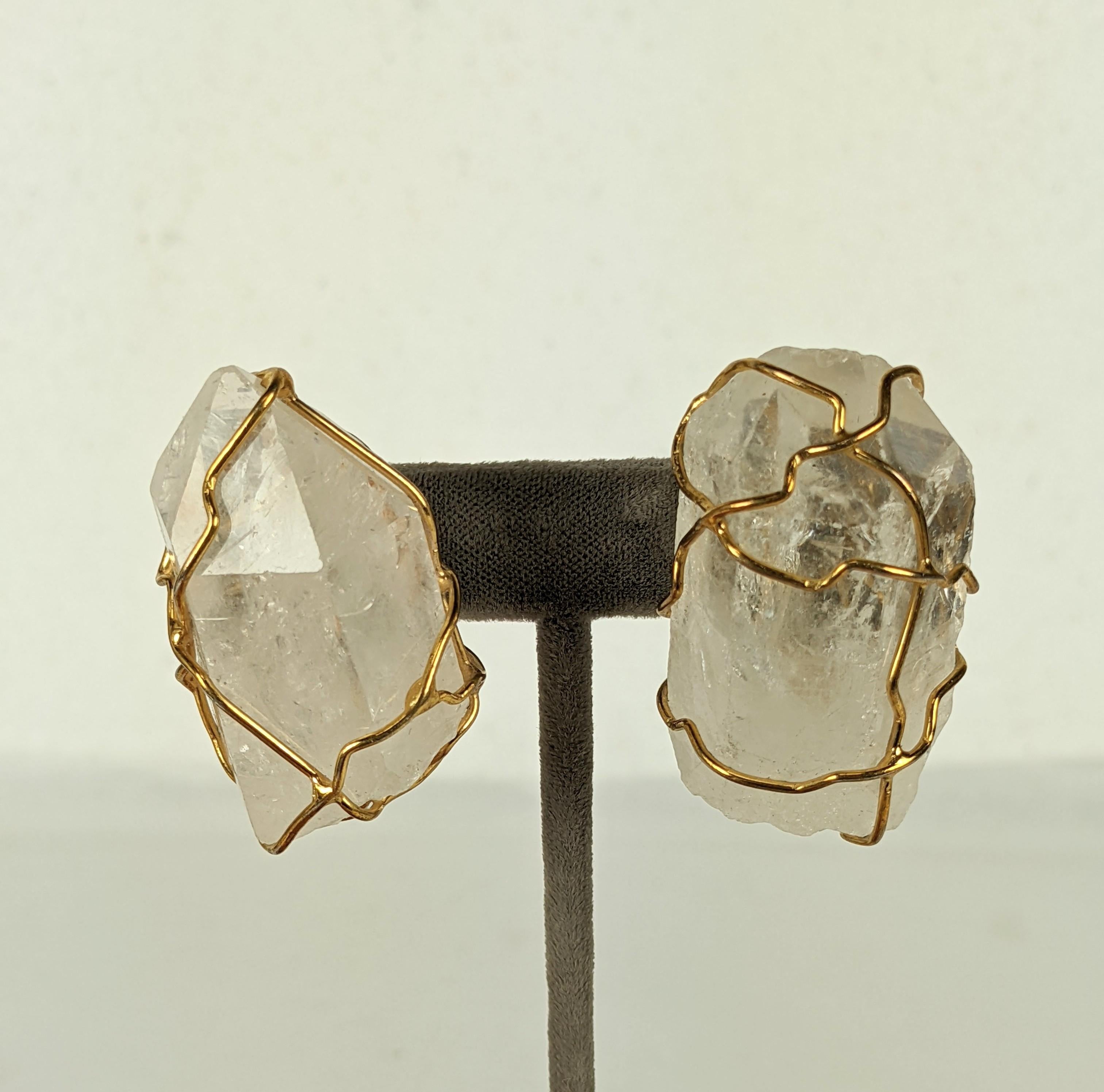 Magnifiques boucles d'oreilles en cristal de roche de la Maison Goossens pour Yves Saint Laurent datant de la fin des années 1980. De grands cristaux de roche naturels sont entourés d'un fil d'or pour former cet incroyable motif emblématique.