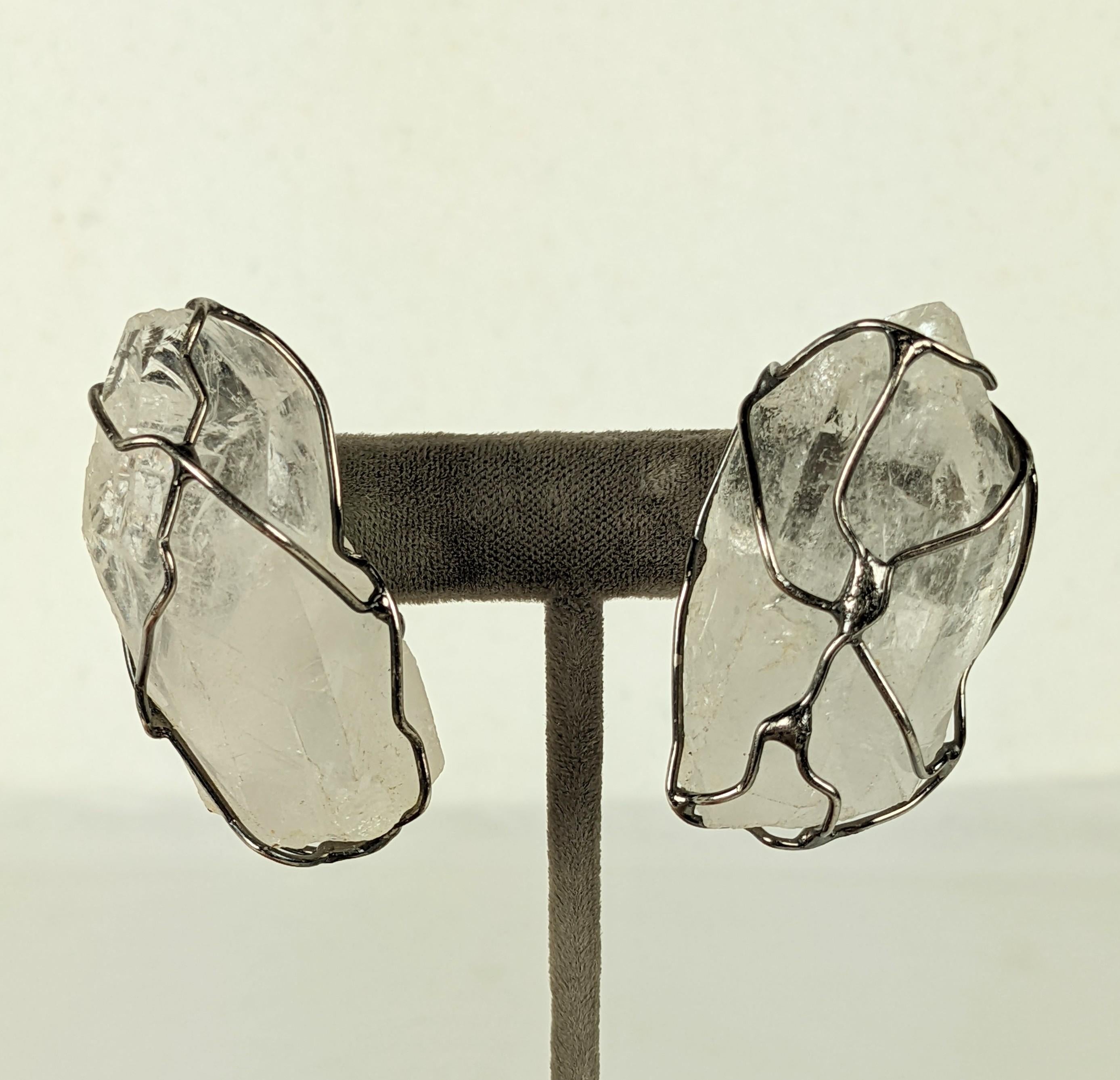 Magnifiques boucles d'oreilles en cristal de roche de la Maison Goossens pour Yves Saint Laurent datant de la fin des années 1980. De grands cristaux de roche naturels sont encagés dans un fil argenté patiné pour former cet incroyable motif