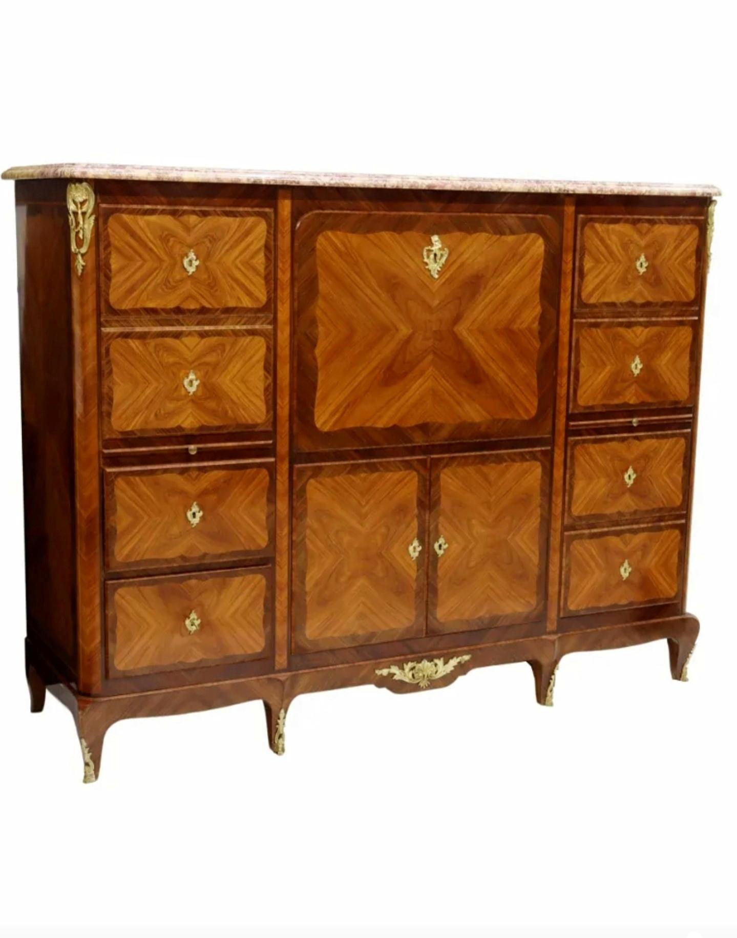 Rara e straordinaria libreria francese di transizione in legno di tulipano, Kingwood, ormolu, Brocatelle Violette, realizzata dalla rinomata Maison Gouffé di Parigi. 1925 circa.

La Maison Gouffé è famosa in tutto il mondo da decenni per la