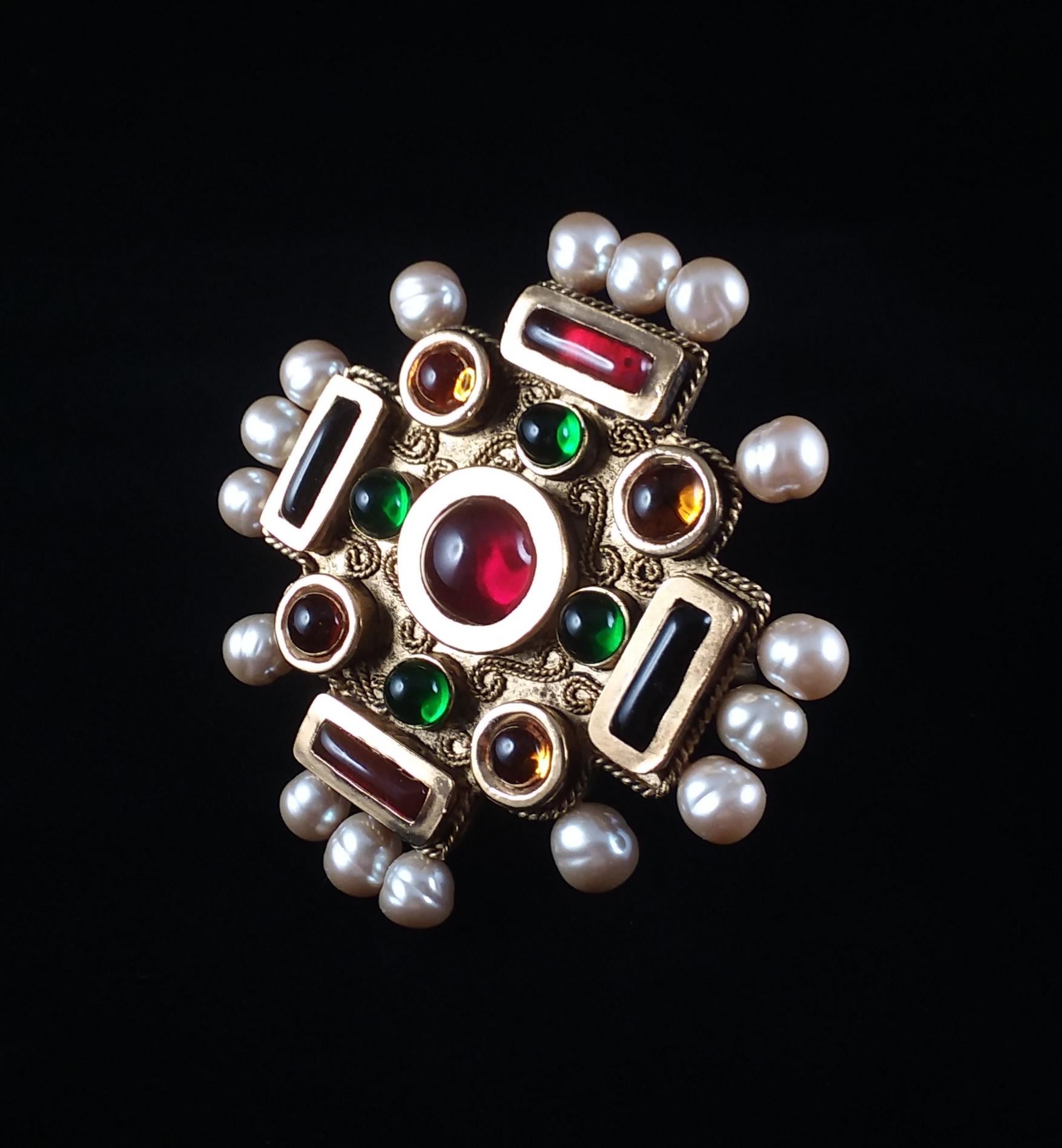 Maison Gripoix pour Chanel, manchette Cruciform byzantine Excellent état - En vente à New York, NY