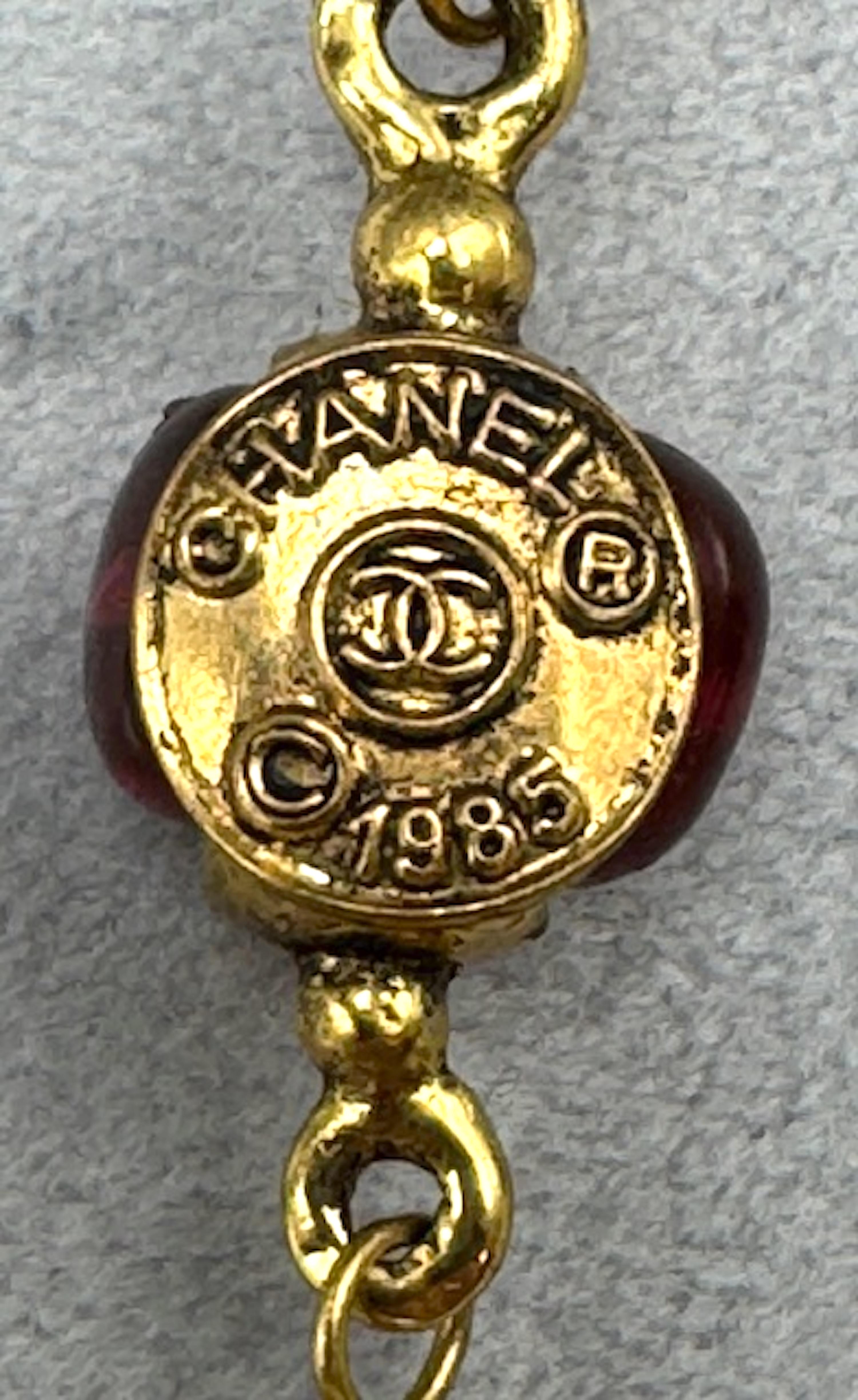 Collier en or, perles et cabochons de verre de 1985 de la Maison Gripoix for Chanel en vente 2