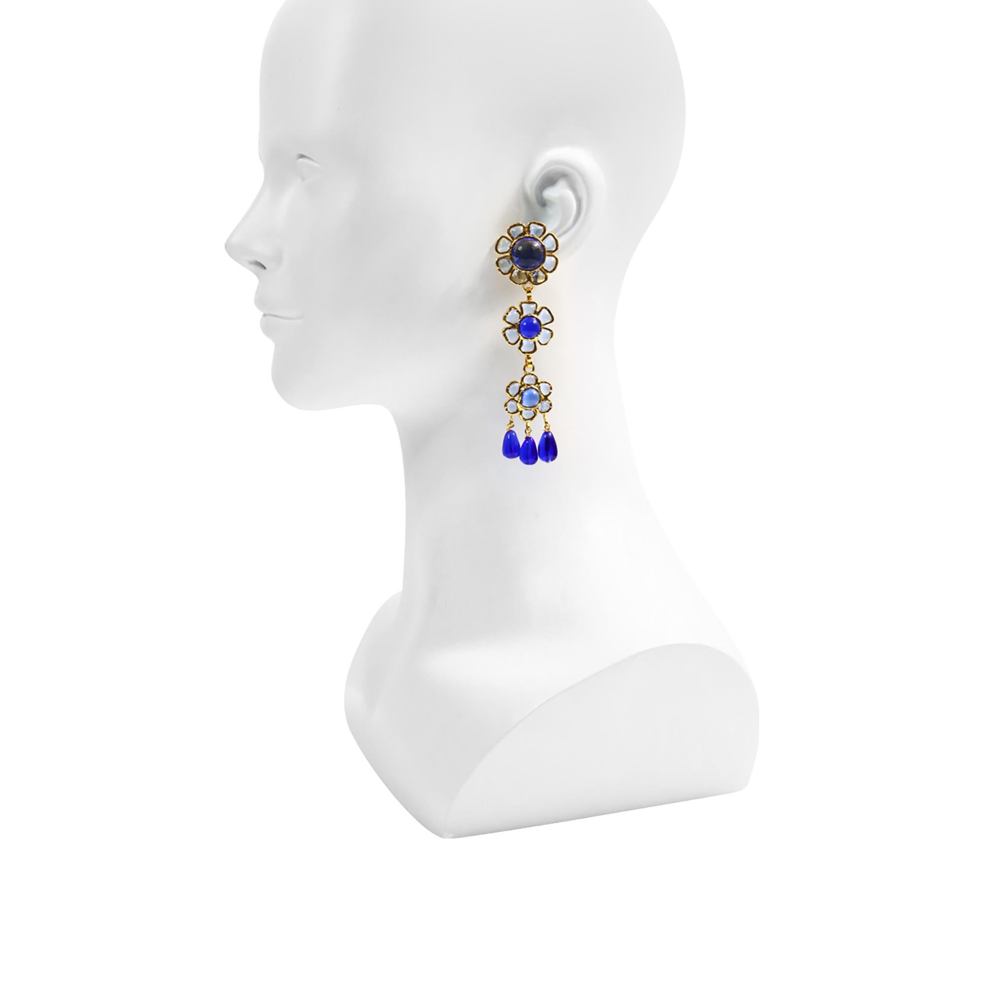 Maison Gripoix Boucles d'oreilles pendantes en forme de fleurs bleu et bleu clair Circa 1980 Bon état - En vente à New York, NY