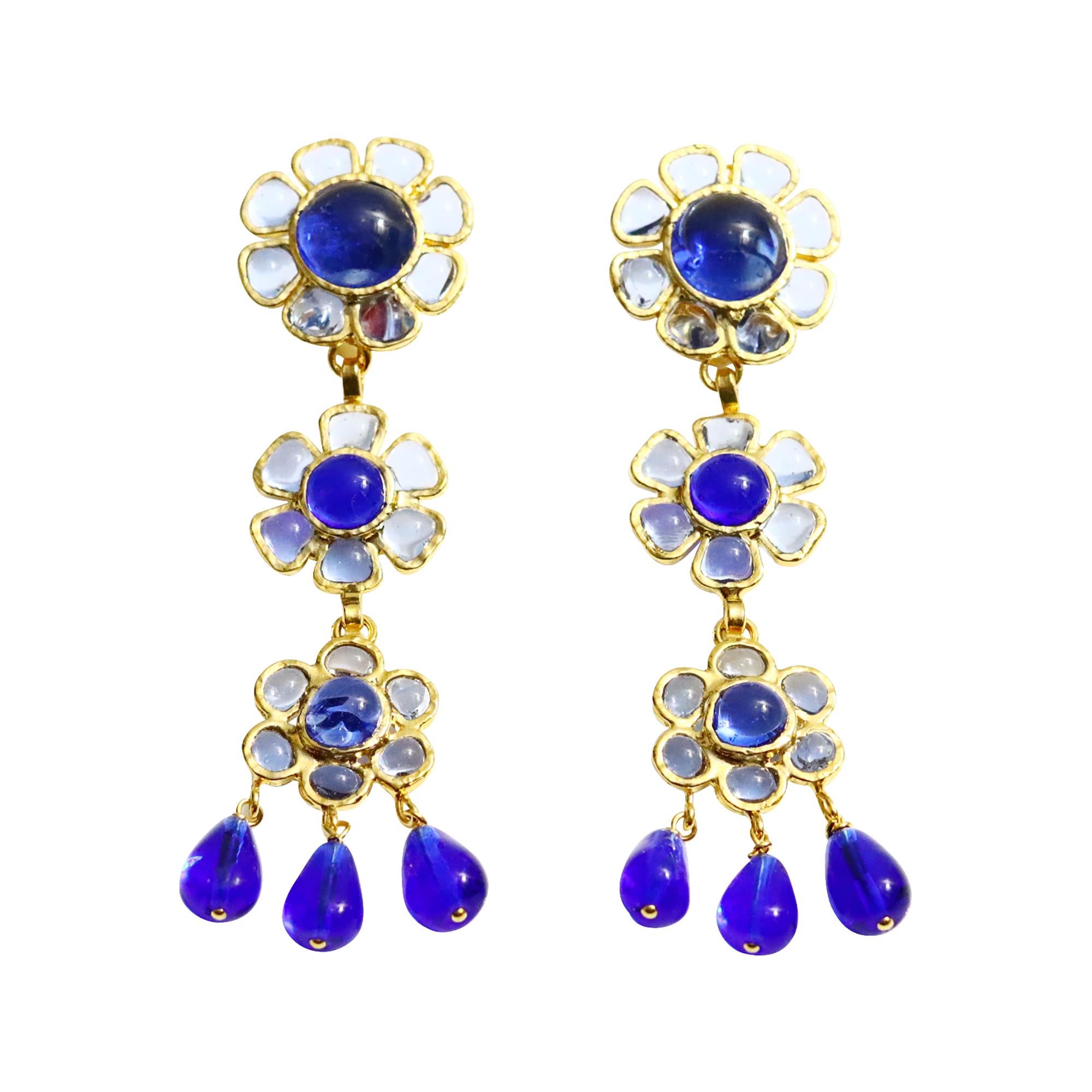 Maison By Vintage Boucles d'oreilles pendantes en or avec fleurs bleues et bleues claires. Toujours à la mode. Très classique et chic. Ils sont tellement spectaculaires. Je les ai aussi en rouge. Les prix diffèrent parce qu'ils ont été achetés à des