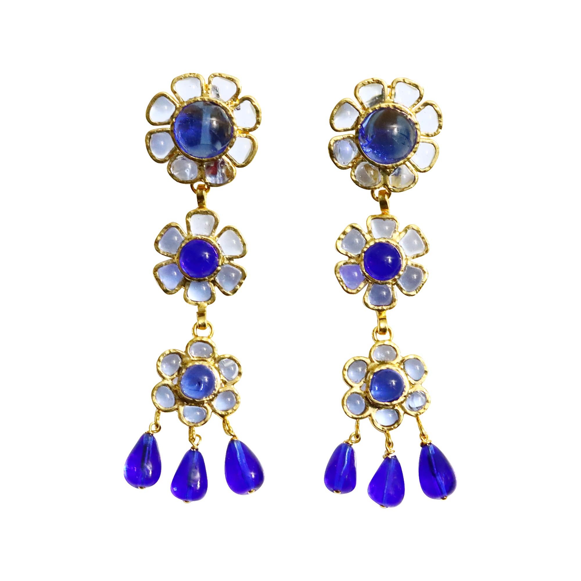 Maison Gripoix Boucles d'oreilles pendantes en forme de fleurs bleu et bleu clair Circa 1980 Unisexe en vente