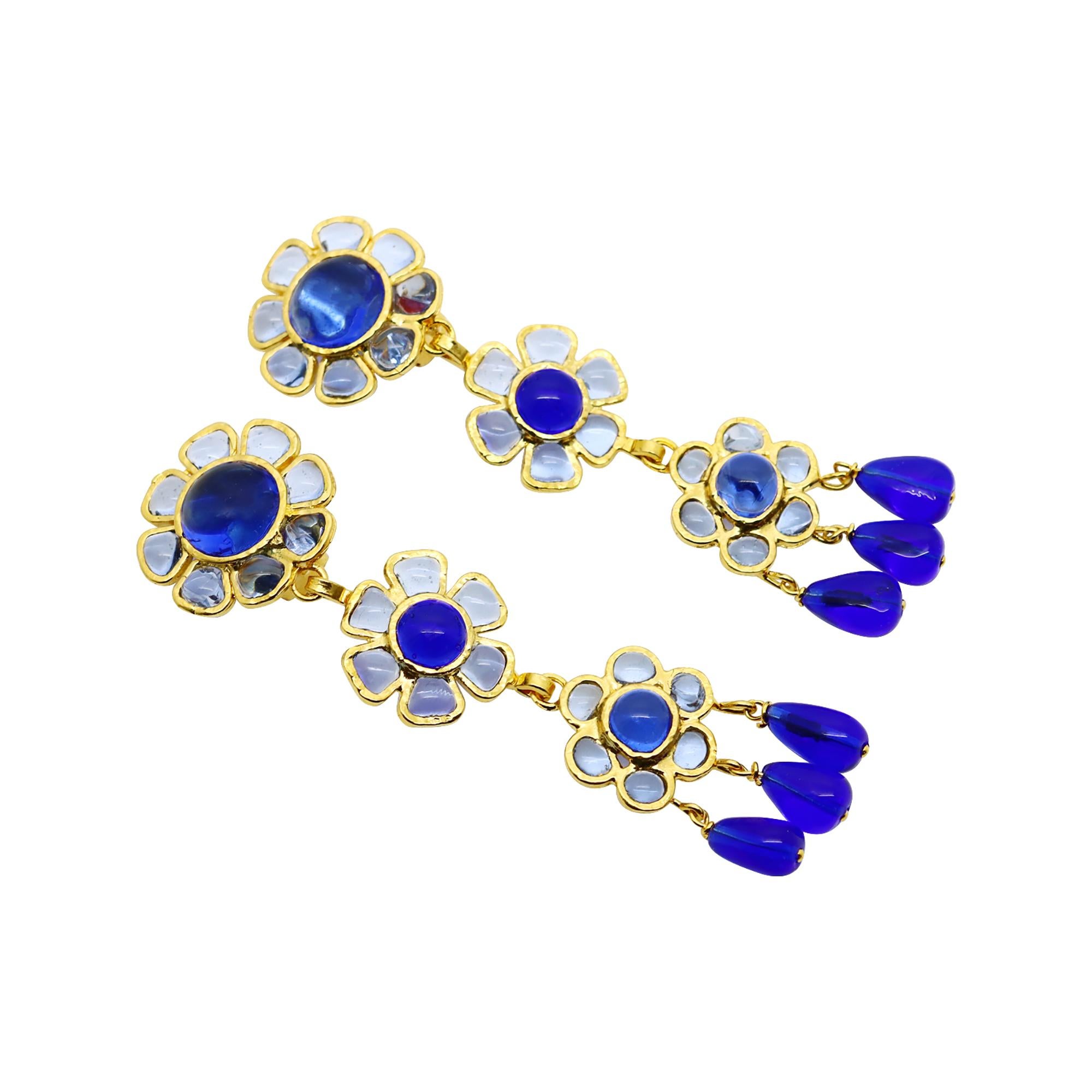 Maison Gripoix Boucles d'oreilles pendantes en forme de fleurs bleu et bleu clair Circa 1980 en vente 2