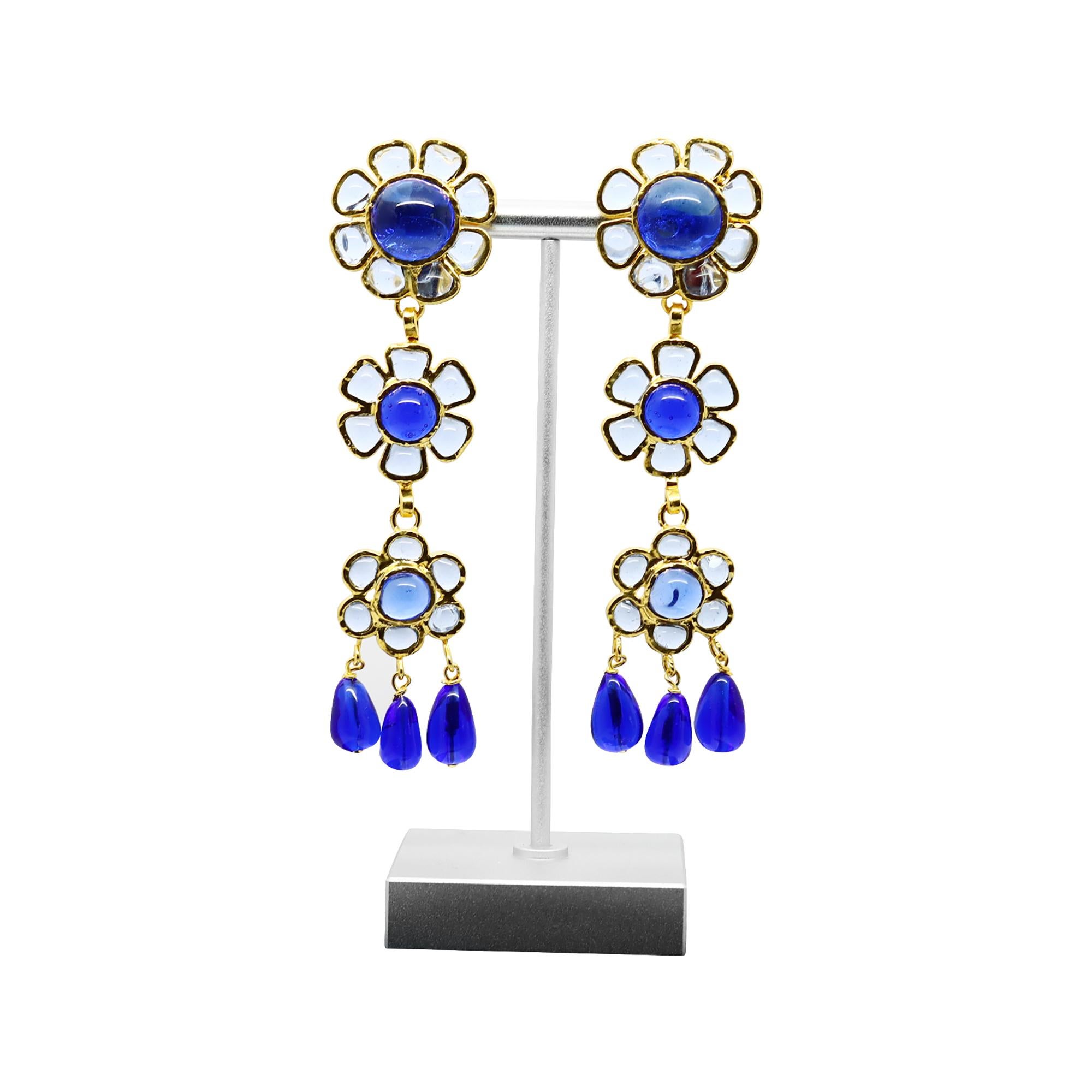 Maison Gripoix Boucles d'oreilles pendantes en forme de fleurs bleu et bleu clair Circa 1980 en vente 3