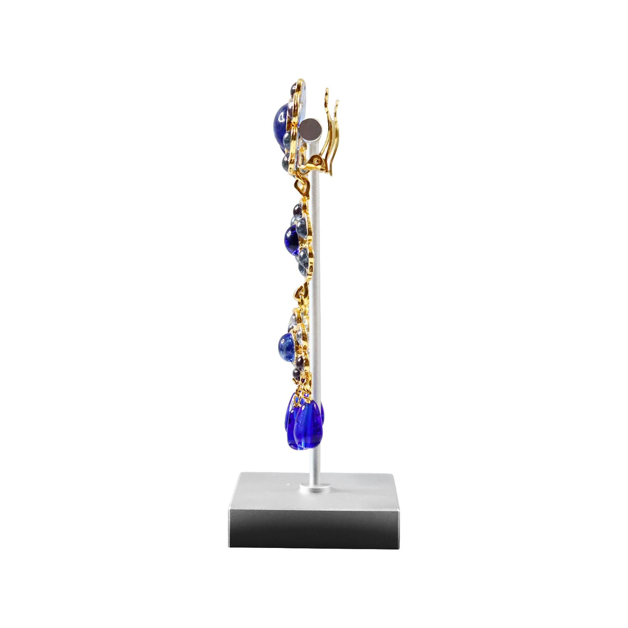 Maison Gripoix Boucles d'oreilles pendantes en forme de fleurs bleu et bleu clair Circa 1980 en vente 4
