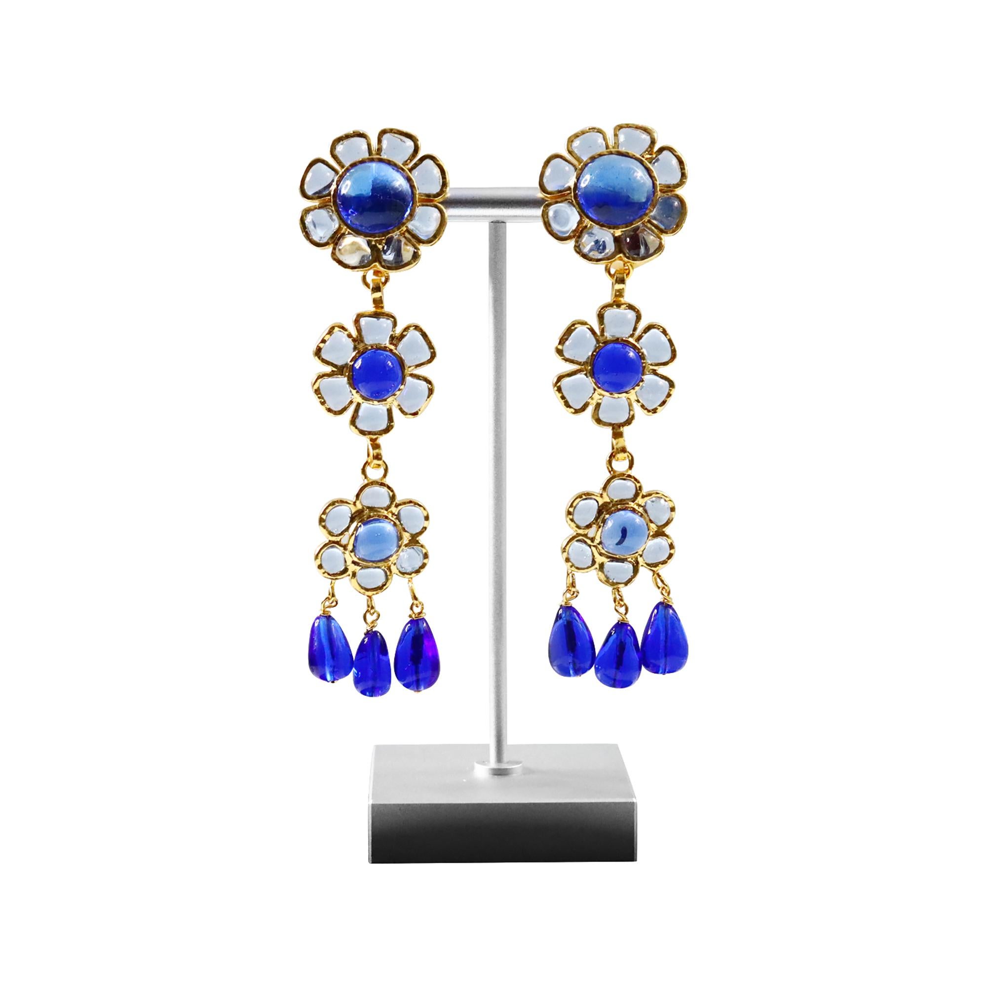Maison Gripoix Boucles d'oreilles pendantes en forme de fleurs bleu et bleu clair Circa 1980 en vente 5