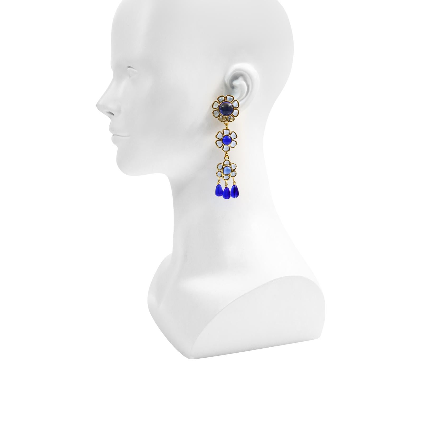 Maison Maison Gripoix - Boucles d'oreilles pendantes en forme de fleurs bleues et bleues claires, montées sur clip en or.  Toujours à la mode. Chic très classique. Ils sont si spectaculaires. Je les ai aussi en rouge. Le prix est différent car ils