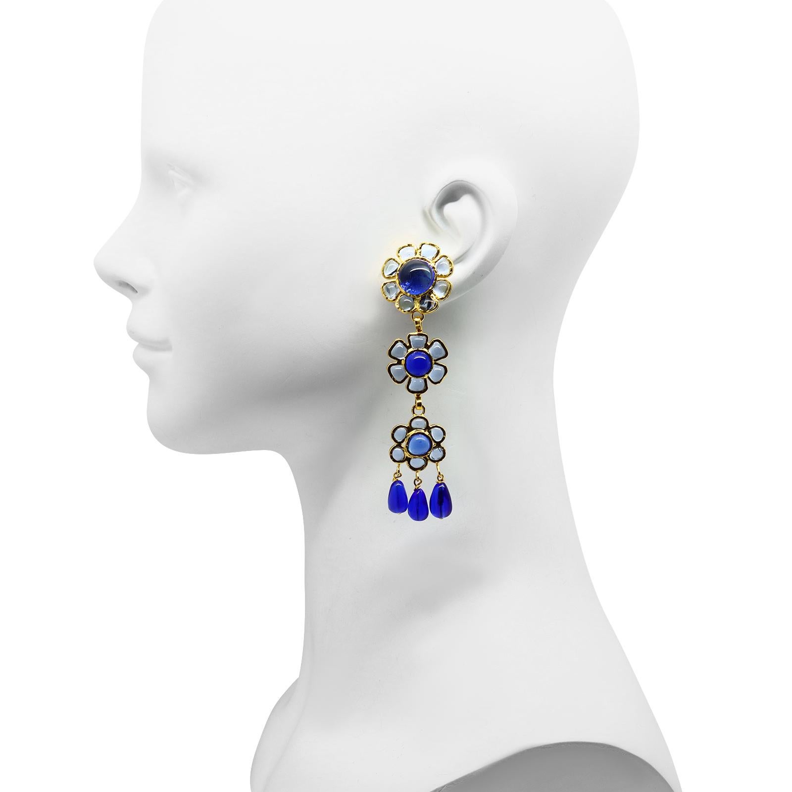 Artiste Maison Gripoix, boucles d'oreilles pendantes vintage à fleurs bleues et bleu clair, circa 1980 en vente