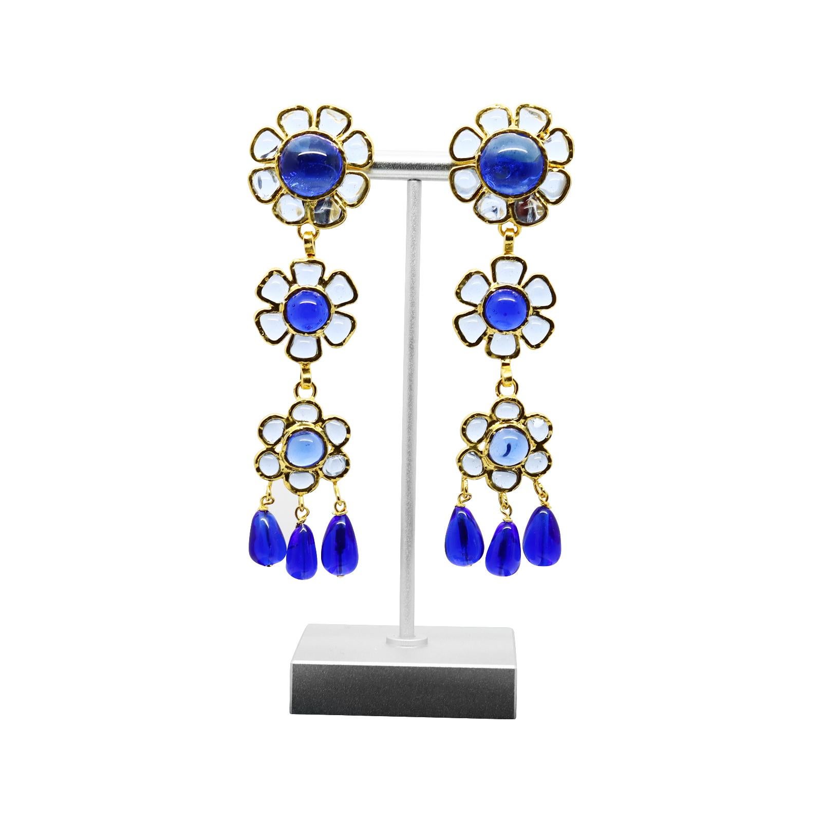 Maison Gripoix, boucles d'oreilles pendantes vintage à fleurs bleues et bleu clair, circa 1980 en vente 2