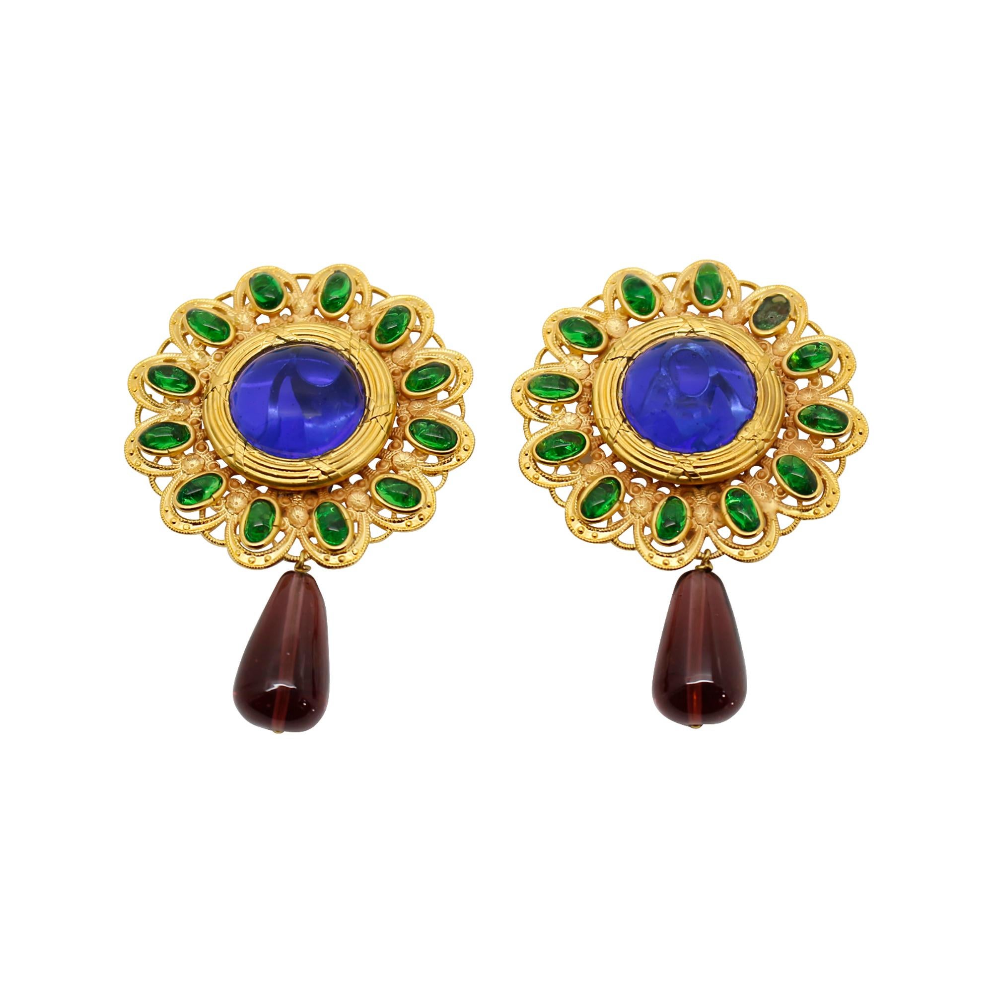 Pendientes colgantes vintage azul, verde y rojo de Maison Gripoix. Siempre parecerán clásicos y estarán de moda.  Este look nunca abandona el tablero de ideas.  Clásico y estilizado. Enganche.  Redonda y de aspecto mogol.  Look clásico Chanel.