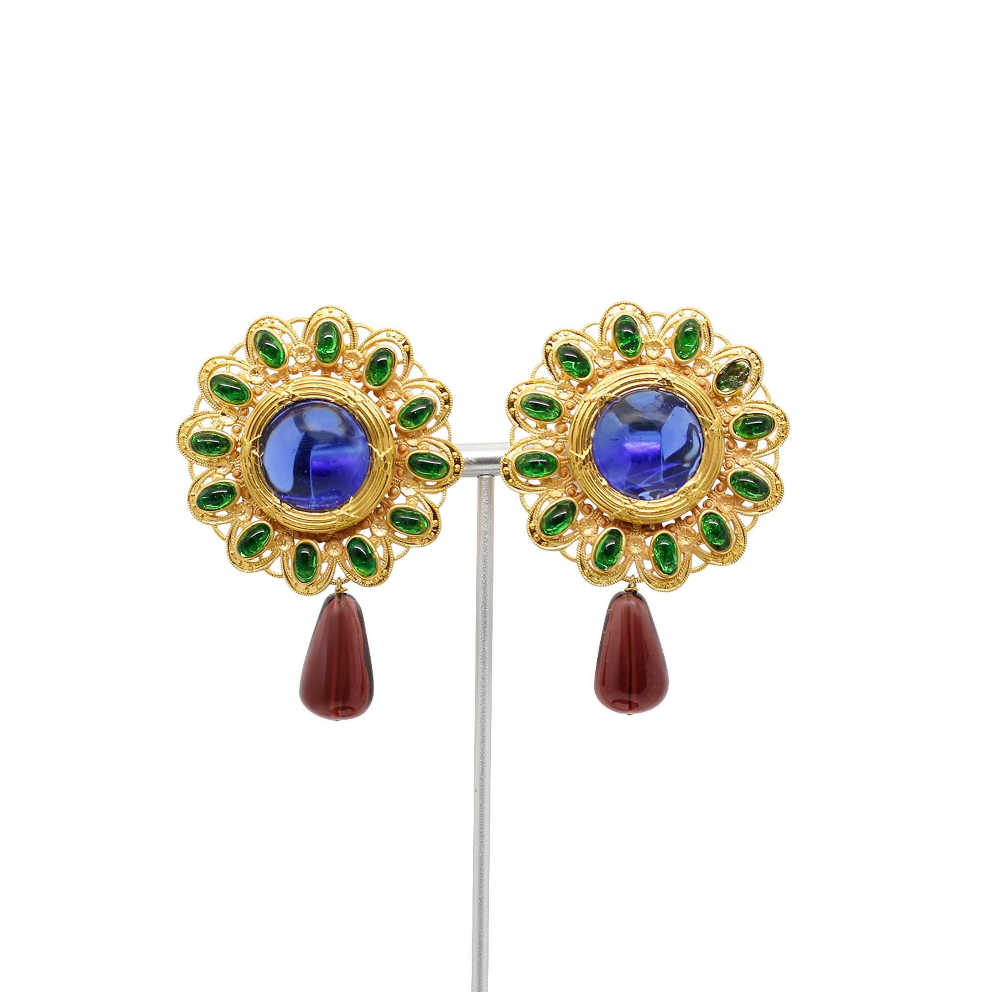 Maison Gripoix Pendientes colgantes vintage azules, verdes y rojos Circa años 80 en Bueno estado para la venta en New York, NY