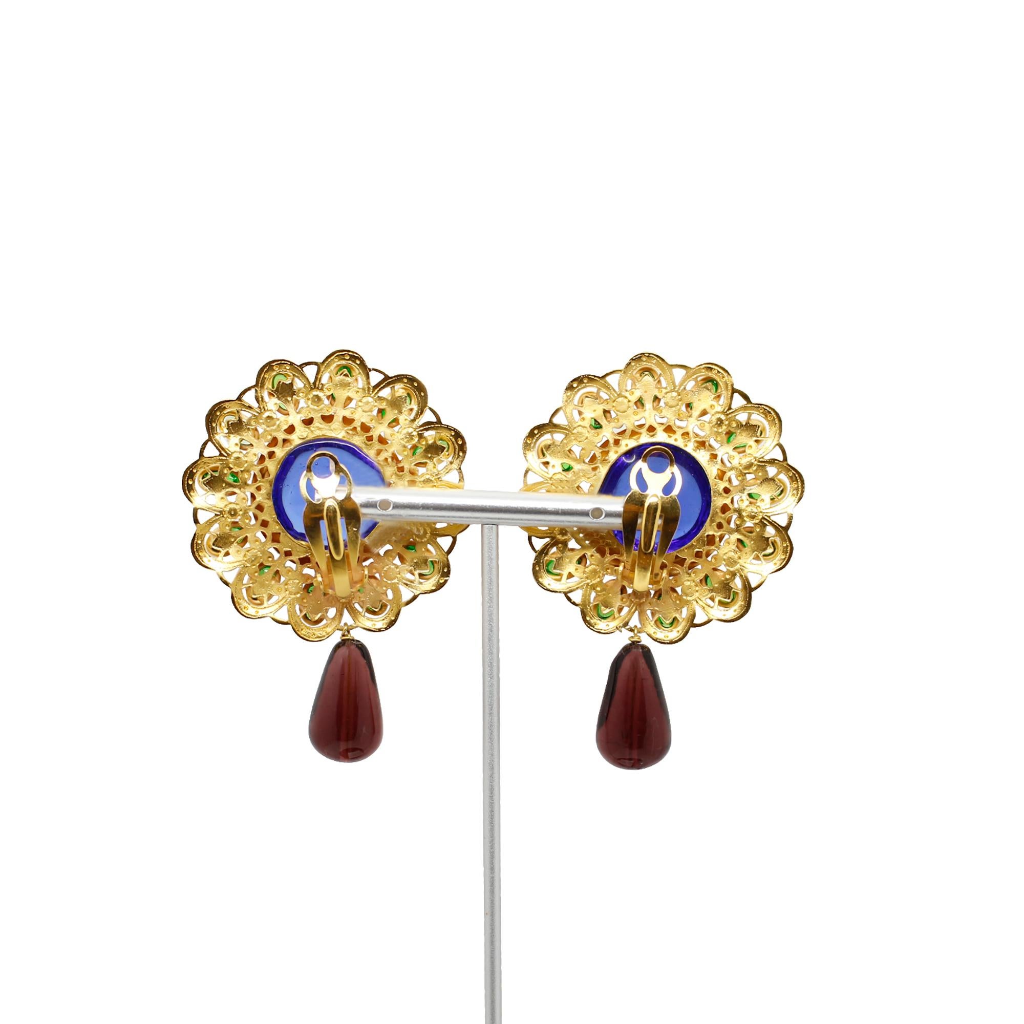 Maison Gripoix Pendientes colgantes vintage azules, verdes y rojos Circa años 80 en venta 1