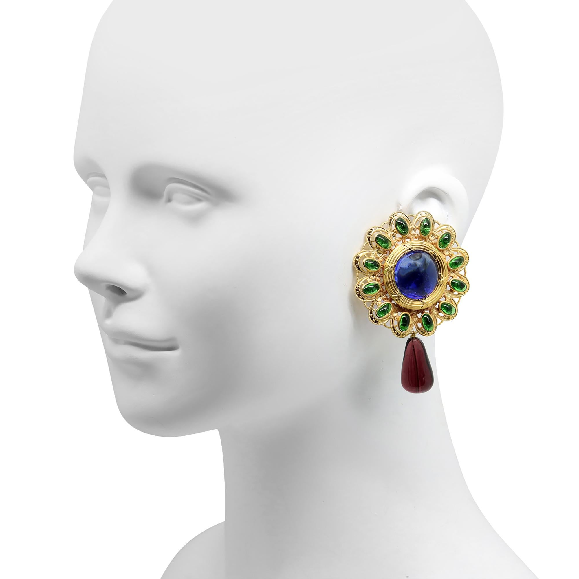 Maison Gripoix Pendientes colgantes vintage azules, verdes y rojos Circa años 80 Moderno en venta