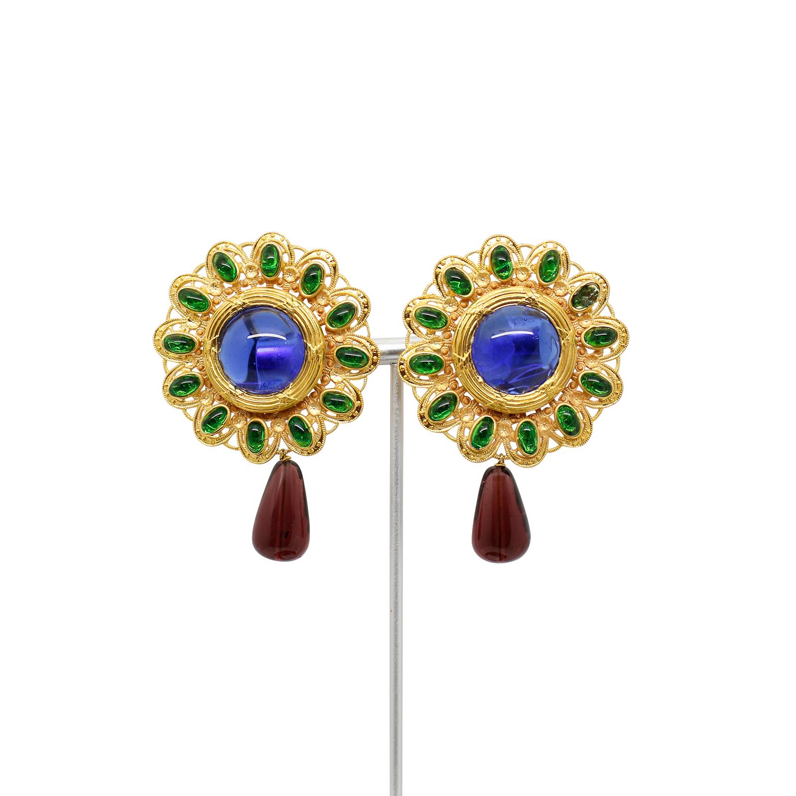 Artiste Boucles d'oreilles pendantes vintage bleues, vertes et rouges de la Maison Gripoix, circa 1980 en vente