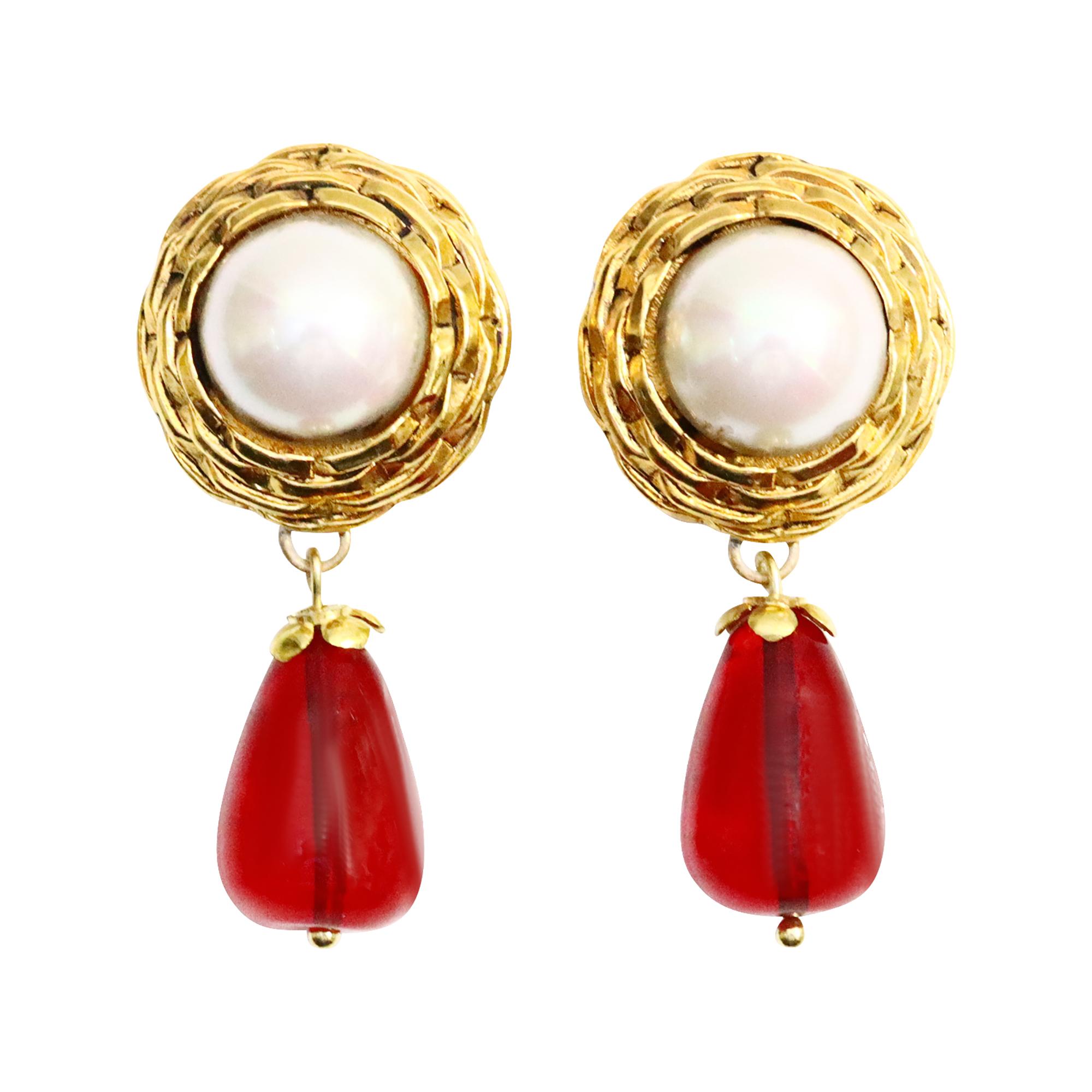 Pendientes colgantes vintage Maison Gripoix de perla de imitación y rojo. Envuelta en oro tejido alrededor de la Perla en el típico estilo de los años 80 de Chanel. Engancha. Son tan clásicas, y siempre estás guapa con ellas puestas, lleves lo que